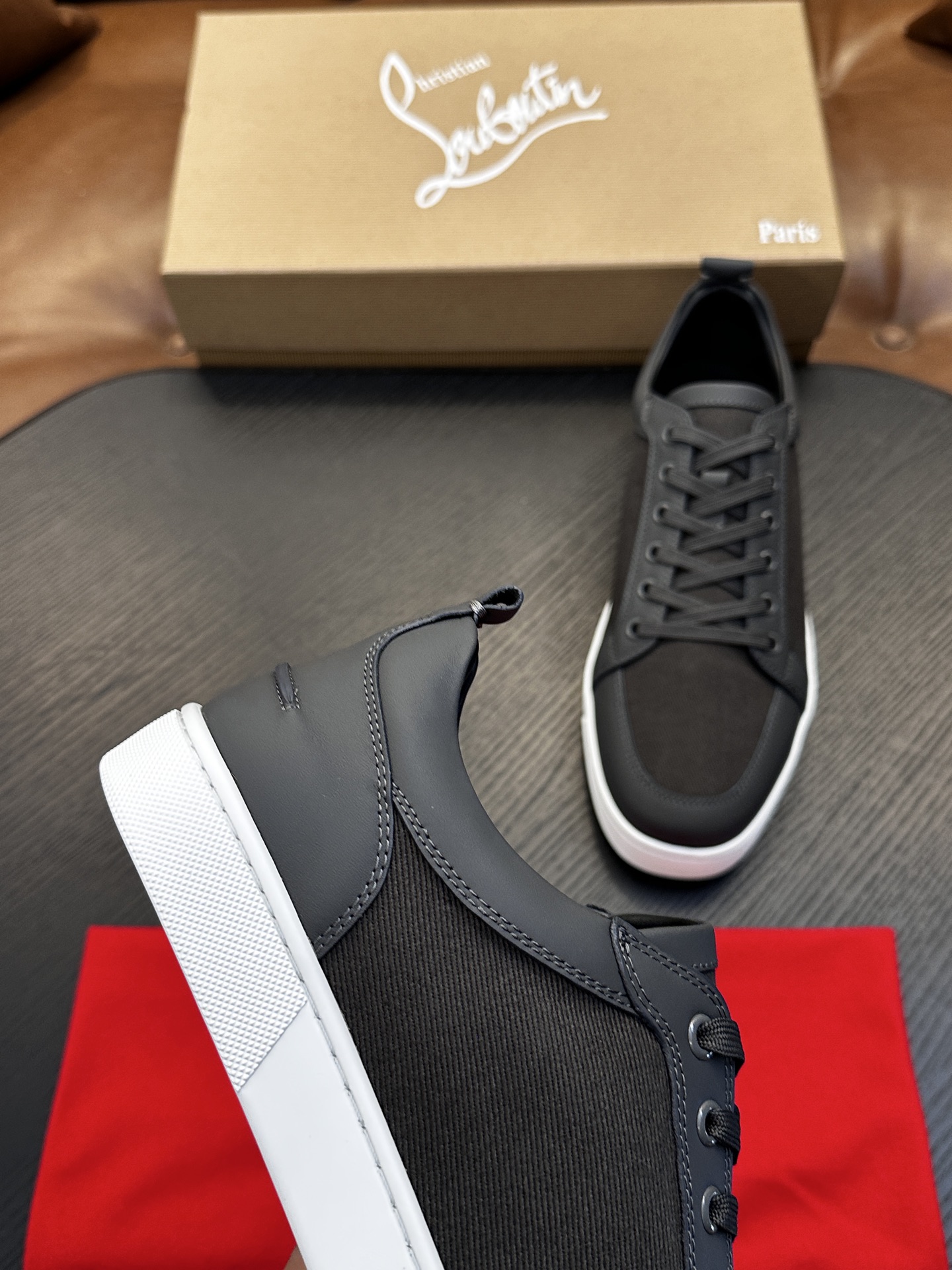 🌾(定做不退换)Christian Louboutin(红底鞋)意大利男士休闲板鞋出货!这个意大利纯手工鞋履品牌的每一双 🌾(定做不退换)Christian Louboutin(红底鞋)意大利男士休闲板鞋出货!这个意大利纯手工鞋履品牌的每一双