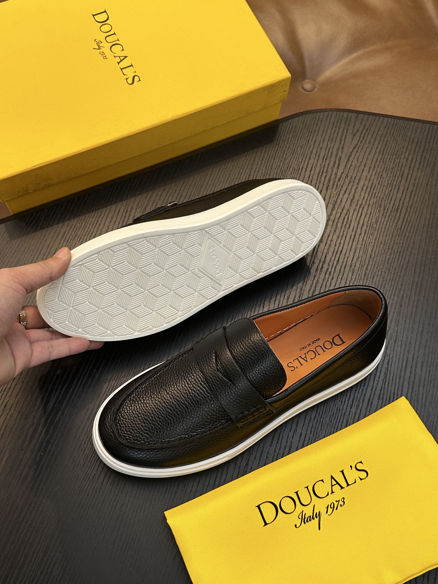 Doucal's针织运动鞋珍贵纱启发了新运动鞋的设计，全棉针织鞋面以现代方式诠释经典款式。半抛光小牛皮饰条凸显在薄而舒适