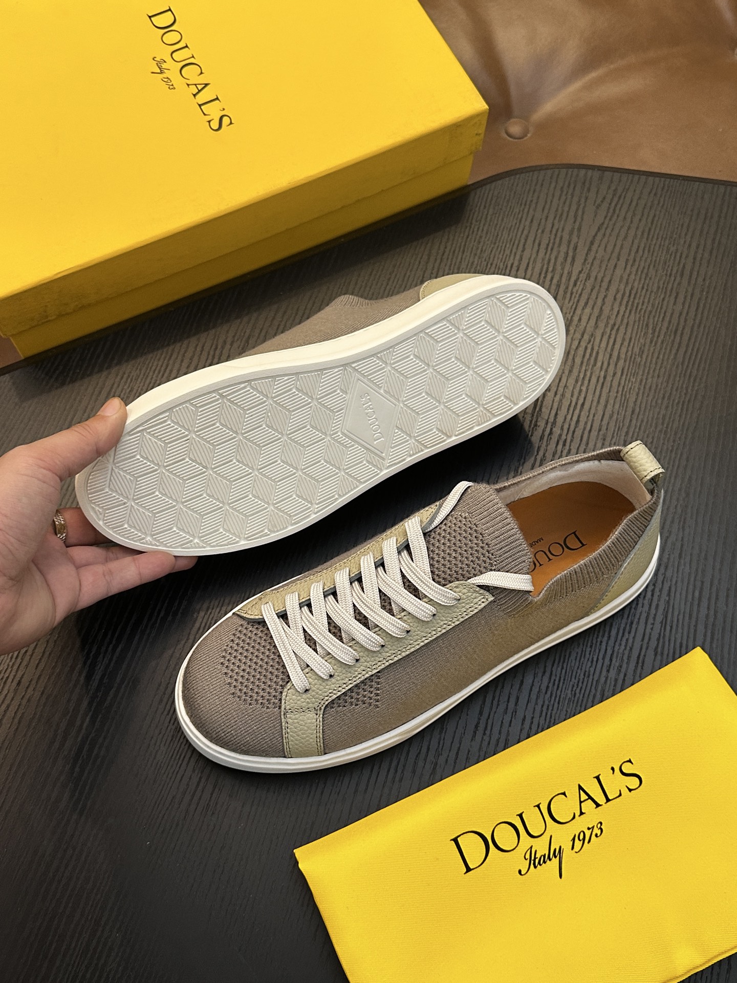 Doucal's针织运动鞋珍贵纱启发了新运动鞋的设计，全棉针织鞋面以现代方式诠释经典款式。半抛光小牛皮饰条凸显在薄而舒适