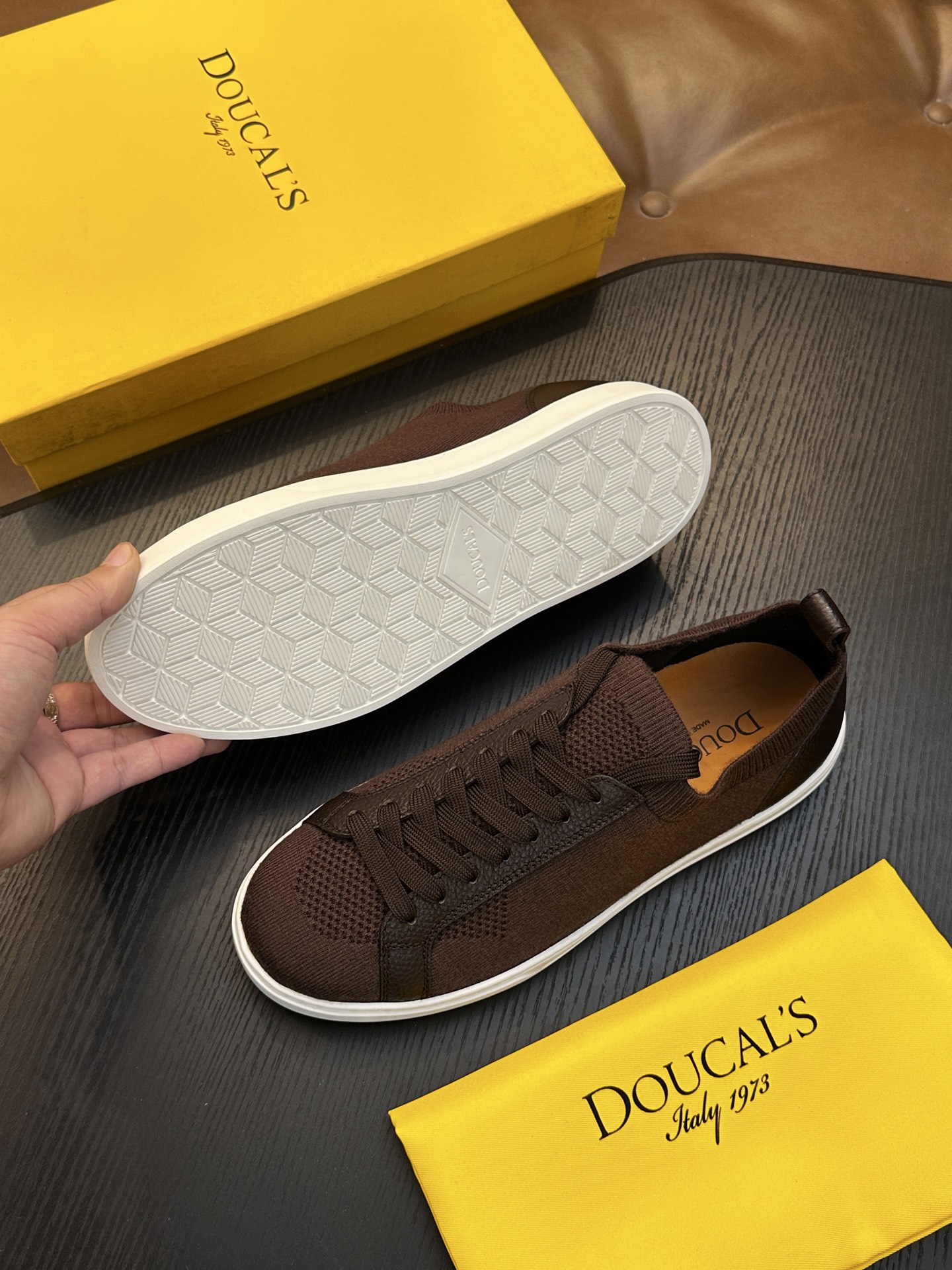 Doucal's针织运动鞋珍贵纱启发了新运动鞋的设计，全棉针织鞋面以现代方式诠释经典款式。半抛光小牛皮饰条凸显在薄而舒适
