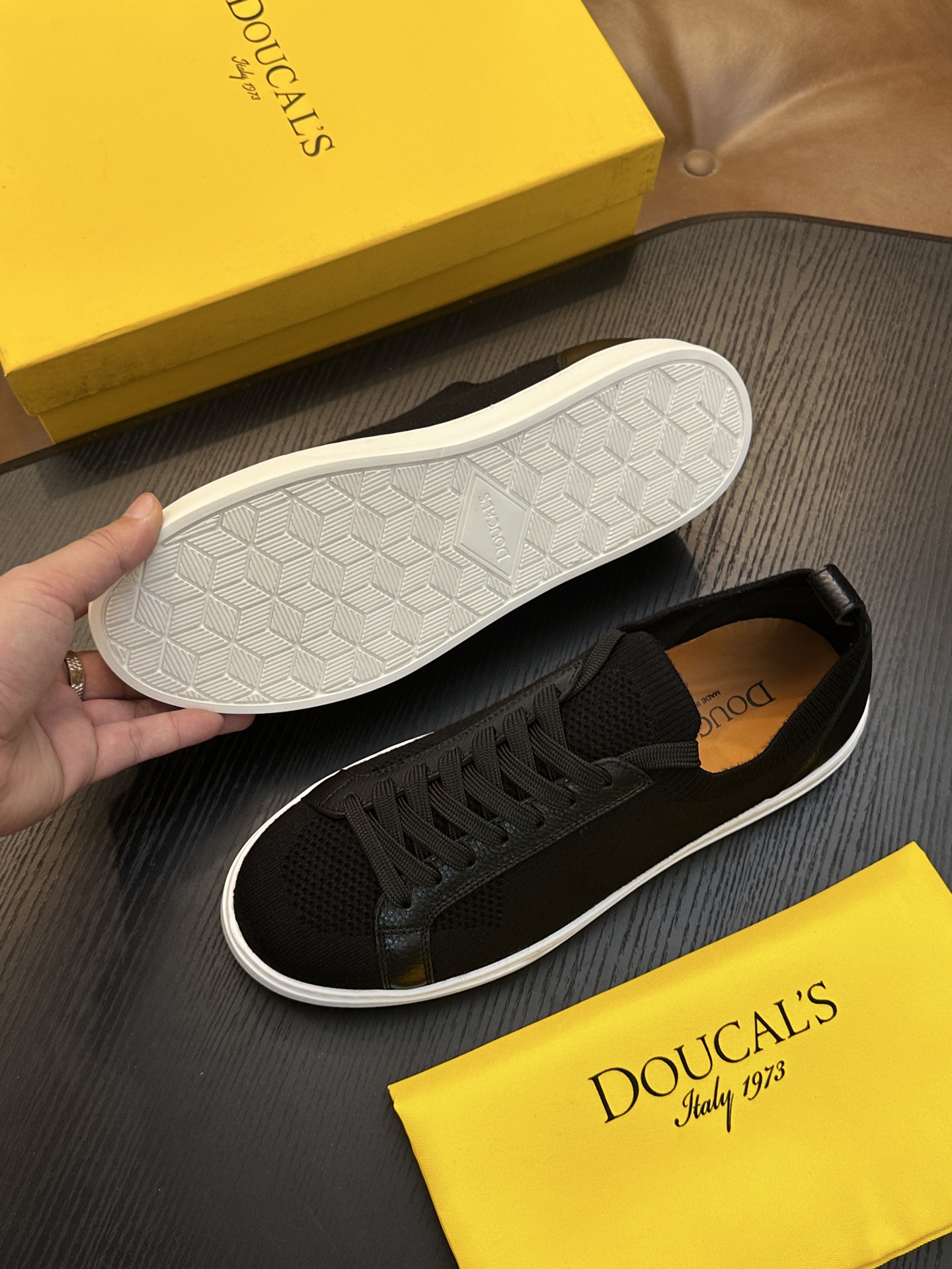 Doucal's针织运动鞋珍贵纱启发了新运动鞋的设计，全棉针织鞋面以现代方式诠释经典款式。半抛光小牛皮饰条凸显在薄而舒适