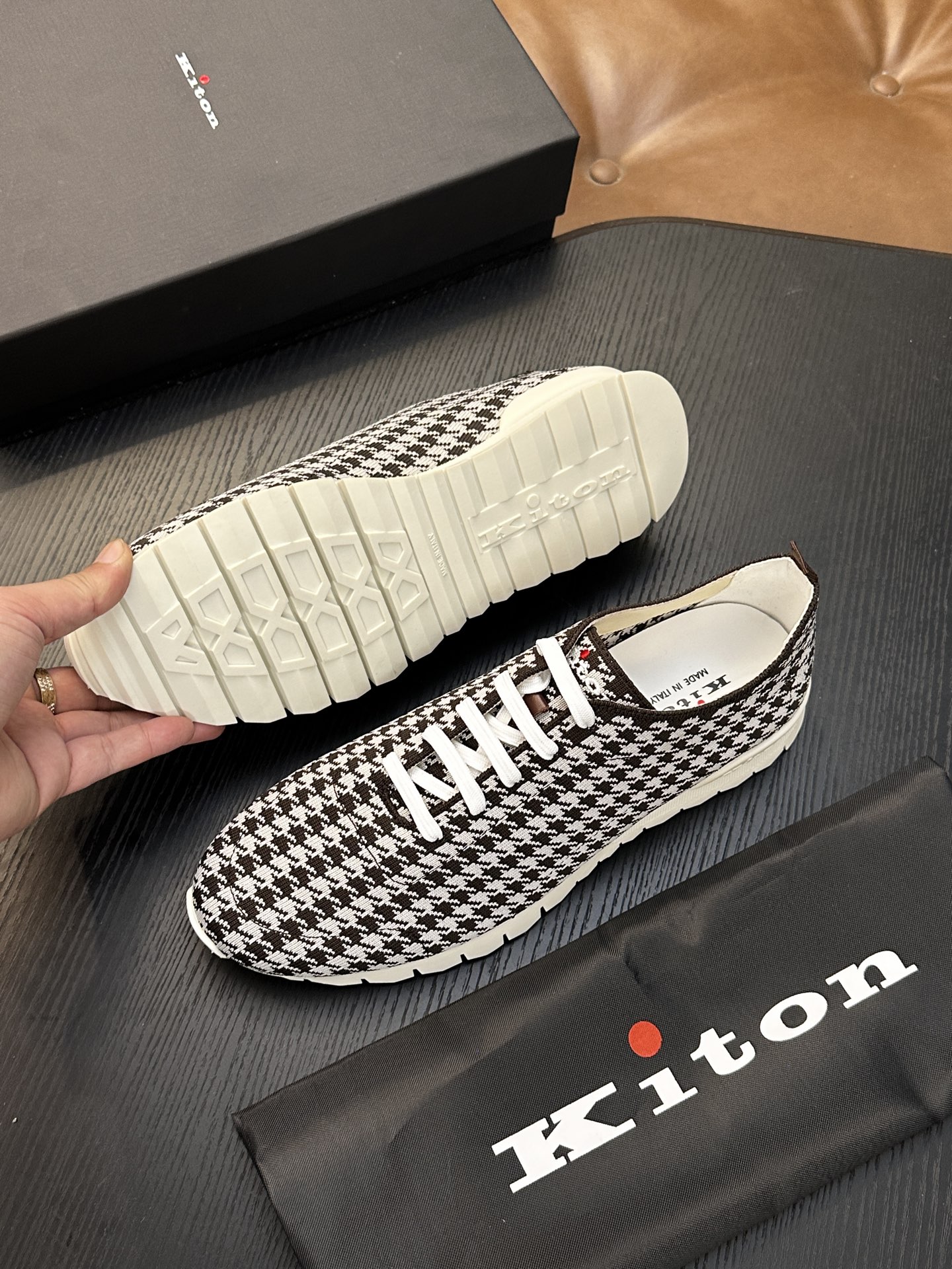 🌾Kiton高端奢品，男士针织面料运动鞋，鞋面由针织面料制成，一体成型工艺制作，舒适透气，鞋舌刺绣Kiton微标，原版大