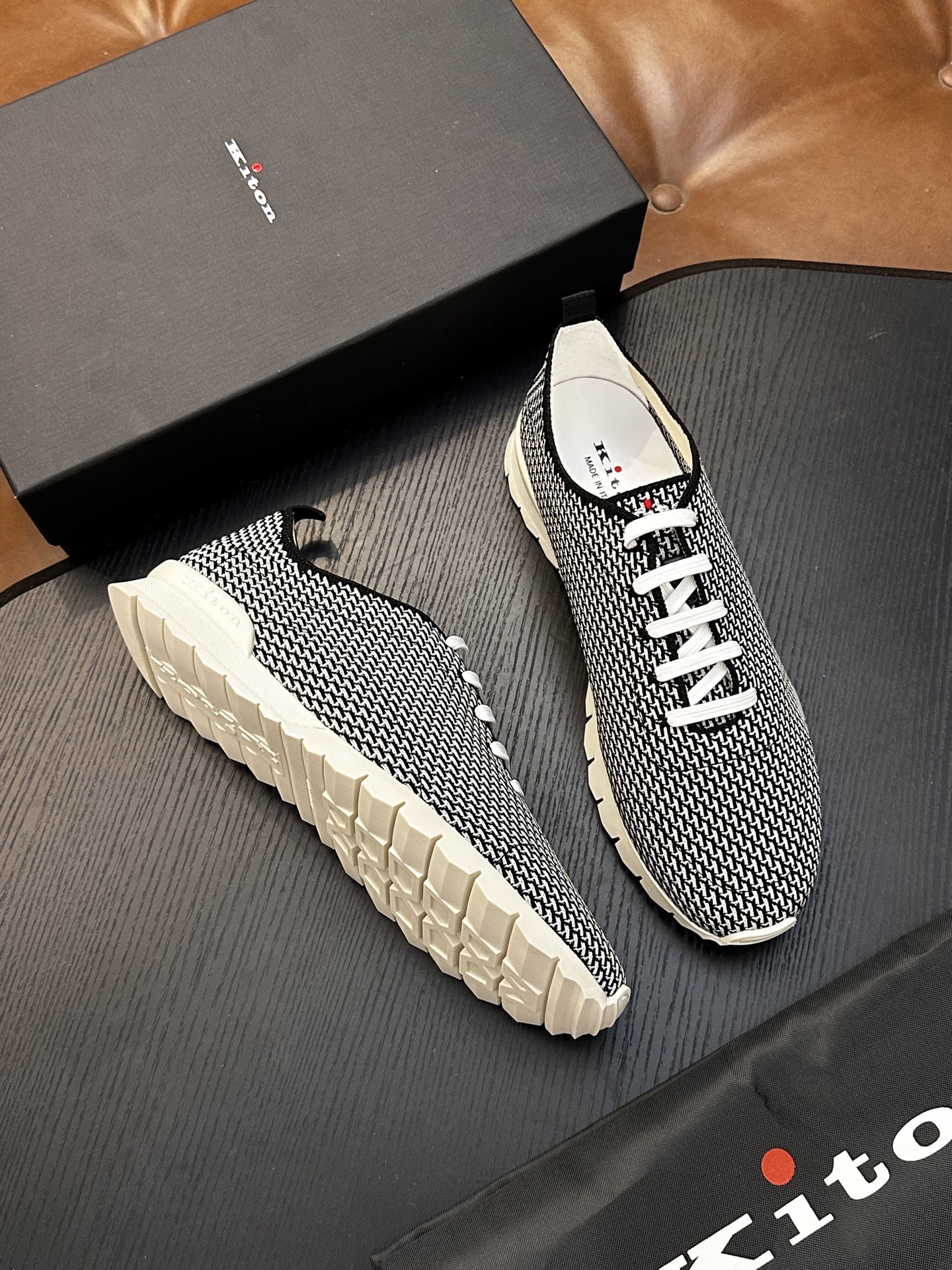 🌾Kiton高端奢品，男士针织面料运动鞋，鞋面由针织面料制成，一体成型工艺制作，舒适透气，鞋舌刺绣Kiton微标，原版大