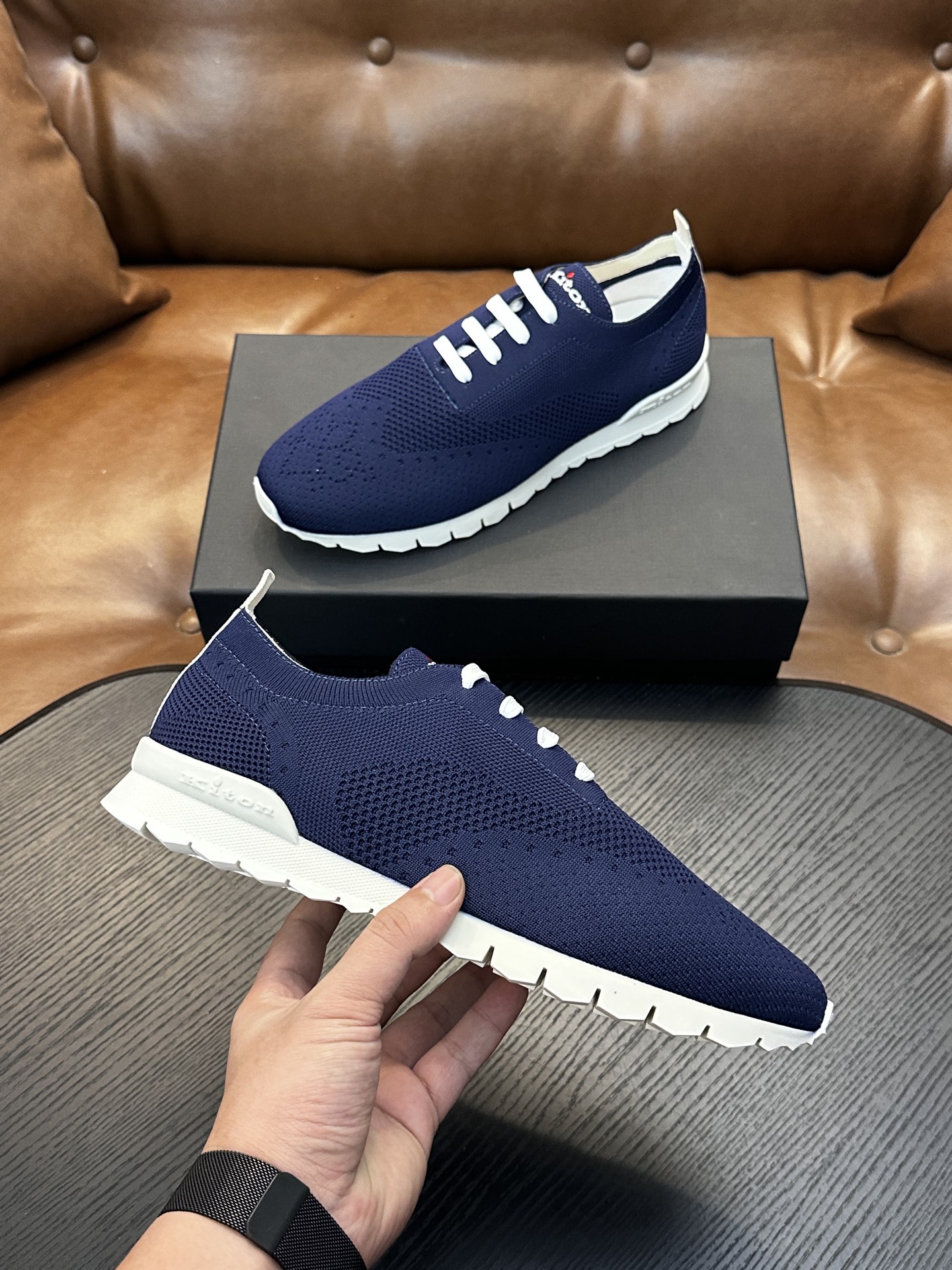 Kiton高端奢品，男士针织面料运动鞋，鞋面由针织面料制成，一体成型工艺制作，舒适透气，鞋舌刺绣Kiton微标，原版大底