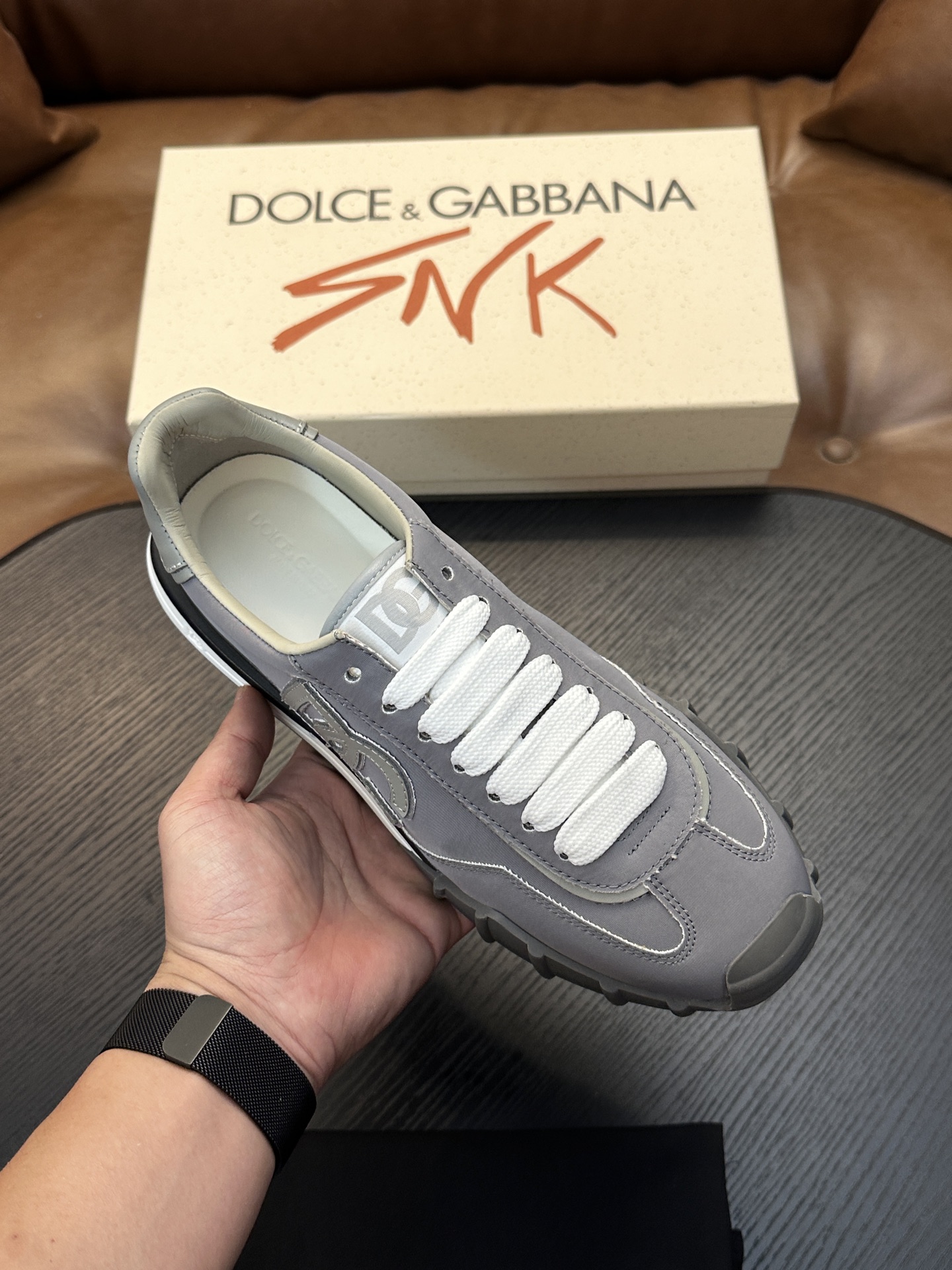 Dolce&Gabbana DG Cushion 小牛皮运动鞋|点缀 DG 徽标|轻便、抓地力强的橡胶外底采用创新设计 Dolce&Gabbana DG Cushion 小牛皮运动鞋|点缀 DG 徽标|轻便、抓地力强的橡胶外底采用创新设计