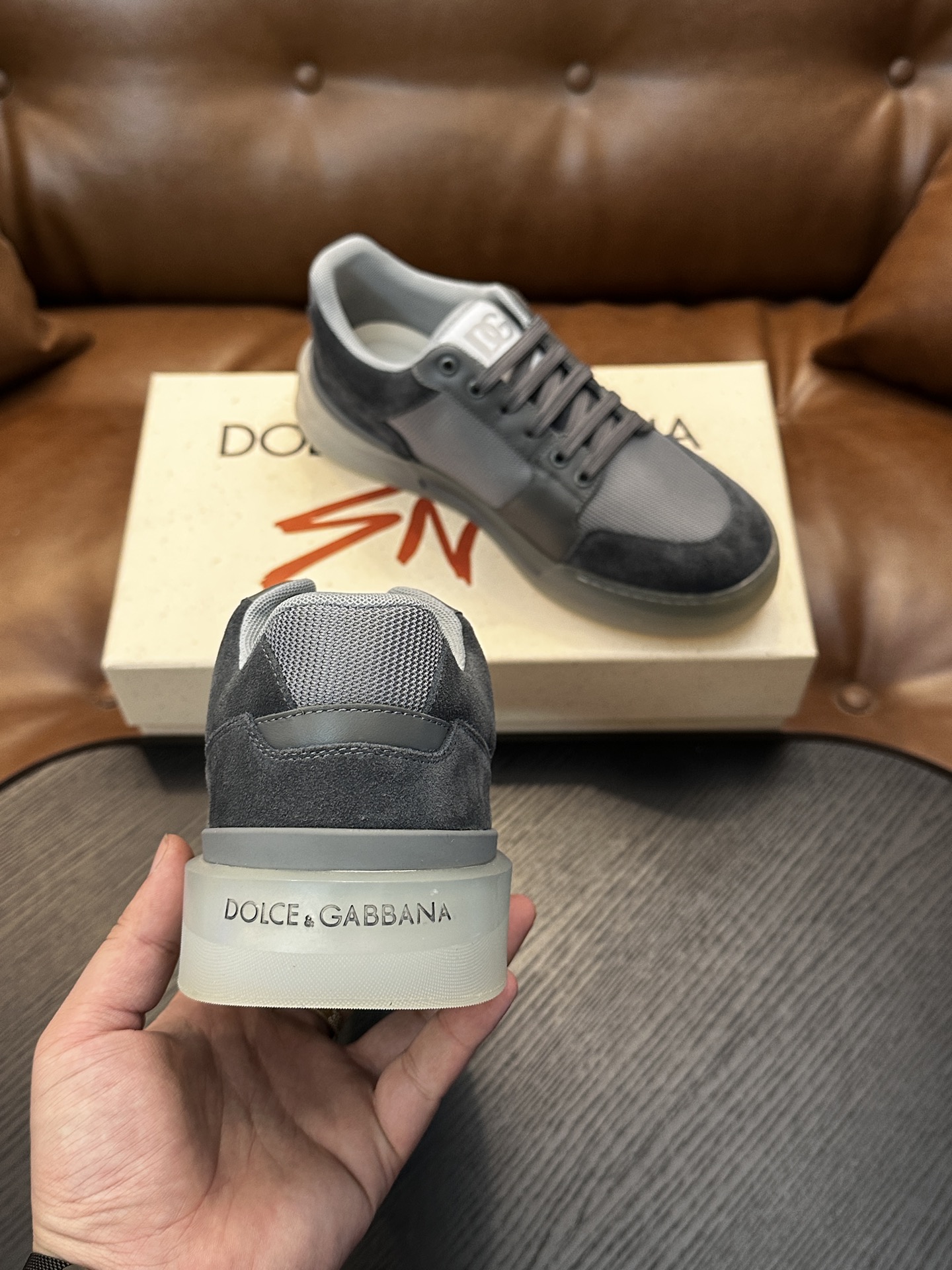 Dolce&Gabbana DG Cushion 小牛皮运动鞋|点缀 DG 徽标|轻便、抓地力强的橡胶外底采用创新设计 Dolce&Gabbana DG Cushion 小牛皮运动鞋|点缀 DG 徽标|轻便、抓地力强的橡胶外底采用创新设计