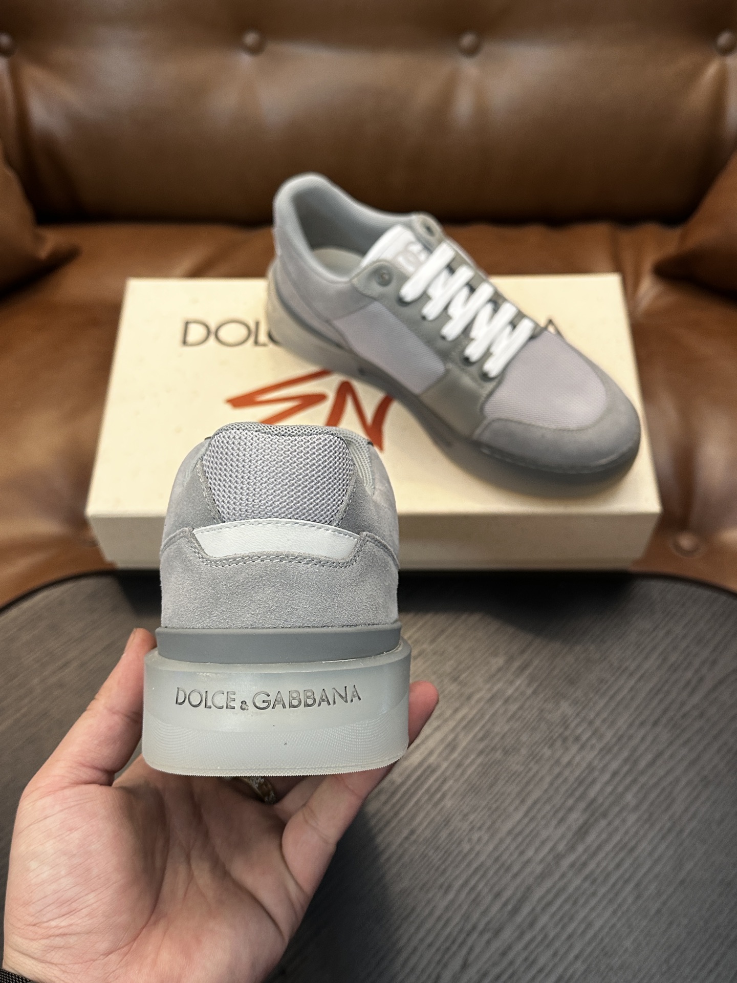 Dolce&Gabbana DG Cushion 小牛皮运动鞋|点缀 DG 徽标|轻便、抓地力强的橡胶外底采用创新设计 Dolce&Gabbana DG Cushion 小牛皮运动鞋|点缀 DG 徽标|轻便、抓地力强的橡胶外底采用创新设计
