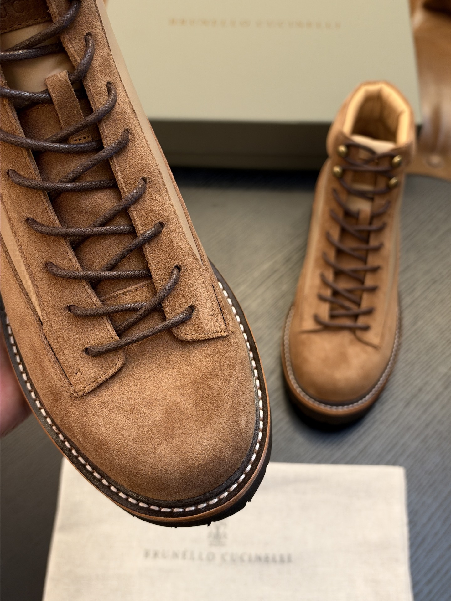 Brunello Cucinelli🆕BC秋冬新款磨砂皮登山靴|将经典户外靴的灵感引入,让您轻松塑造充满朝气的休闲风范| Brunello Cucinelli🆕BC秋冬新款磨砂皮登山靴|将经典户外靴的灵感引入,让您轻松塑造充满朝气的休闲风范|