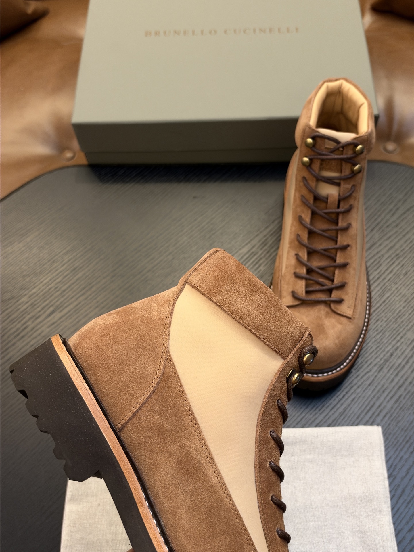 Brunello Cucinelli🆕BC秋冬新款磨砂皮登山靴|将经典户外靴的灵感引入,让您轻松塑造充满朝气的休闲风范| Brunello Cucinelli🆕BC秋冬新款磨砂皮登山靴|将经典户外靴的灵感引入,让您轻松塑造充满朝气的休闲风范|