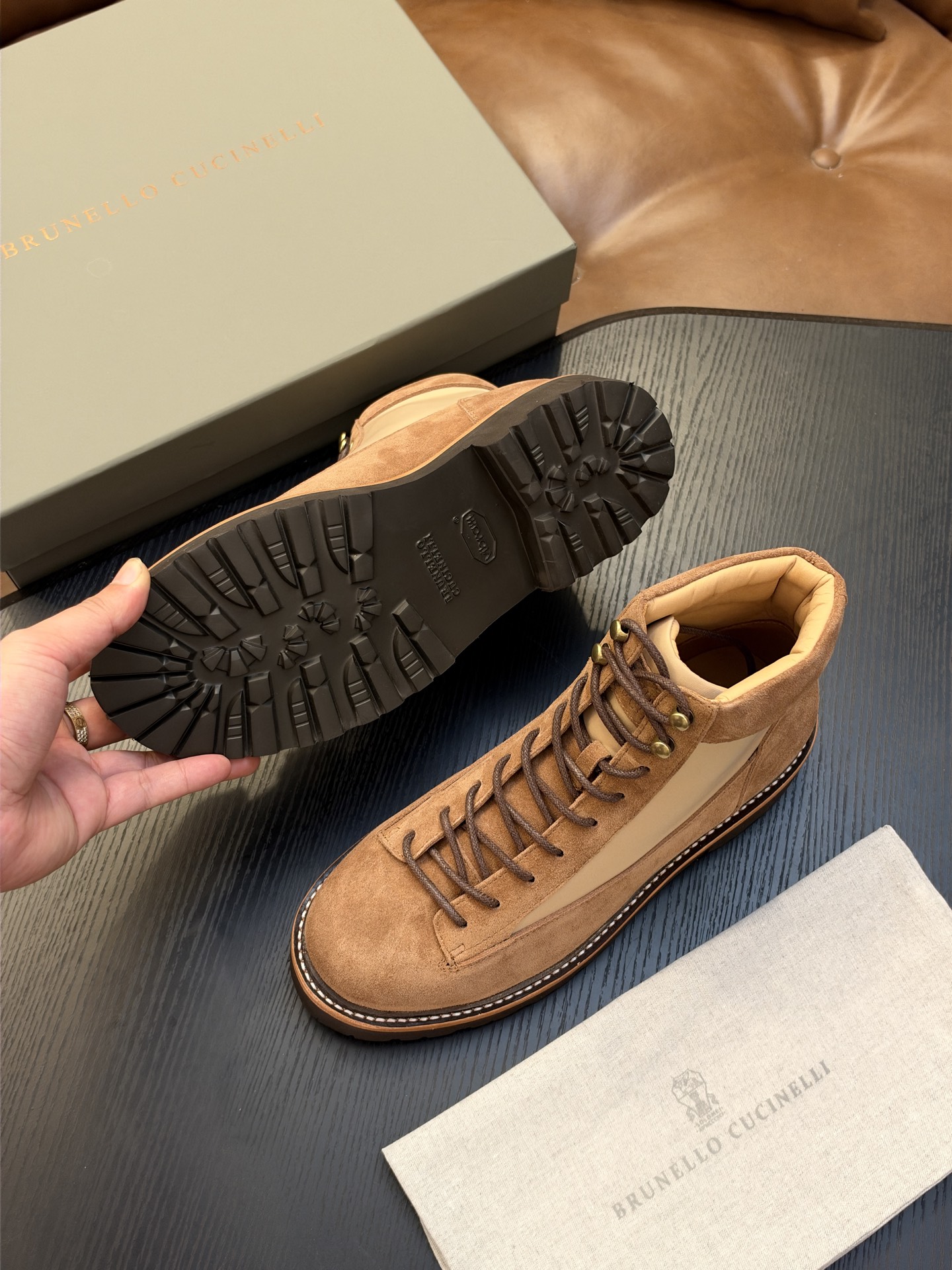 Brunello Cucinelli🆕BC秋冬新款磨砂皮登山靴|将经典户外靴的灵感引入,让您轻松塑造充满朝气的休闲风范| Brunello Cucinelli🆕BC秋冬新款磨砂皮登山靴|将经典户外靴的灵感引入,让您轻松塑造充满朝气的休闲风范|