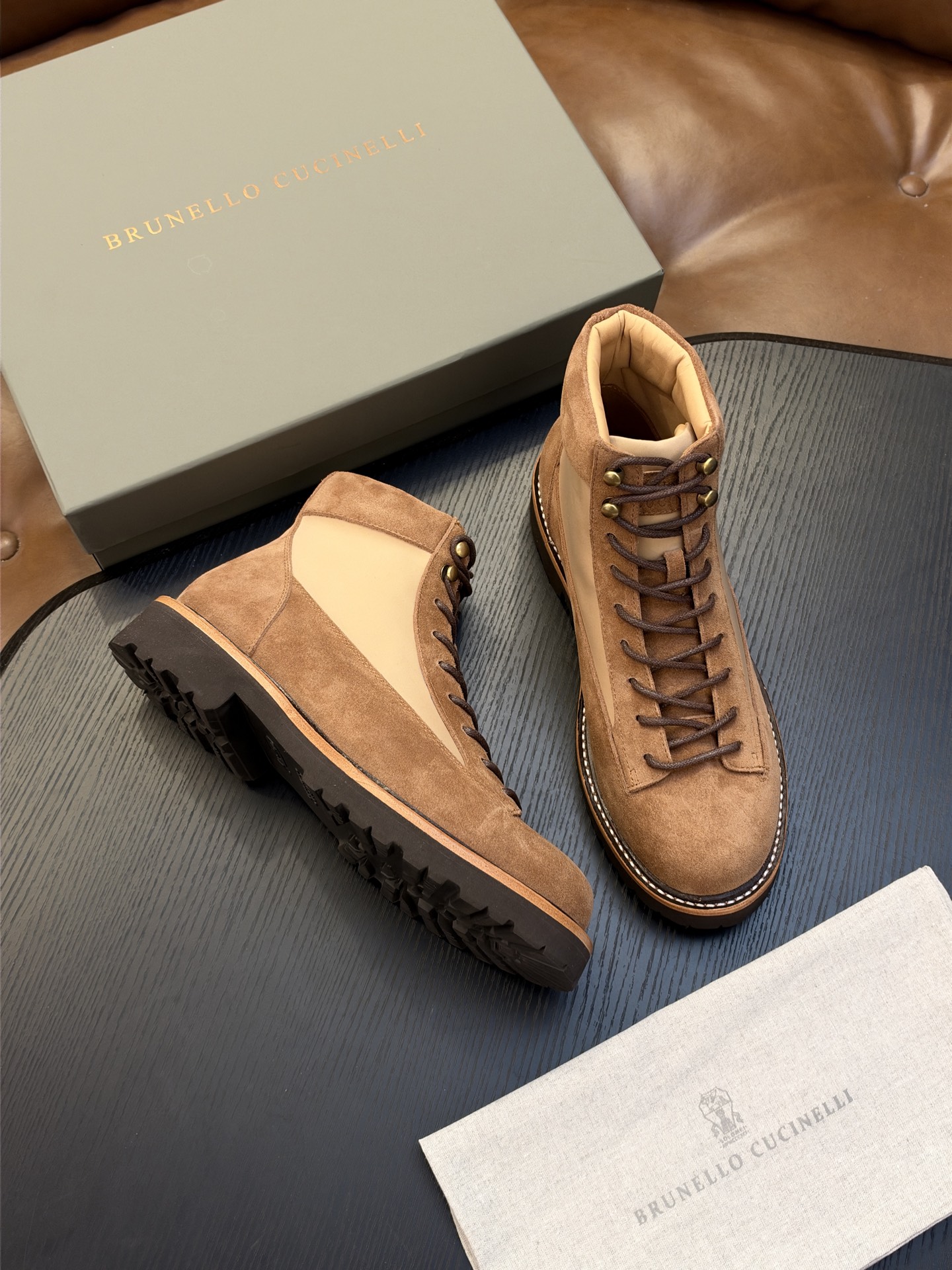 Brunello Cucinelli🆕BC秋冬新款磨砂皮登山靴|将经典户外靴的灵感引入,让您轻松塑造充满朝气的休闲风范| Brunello Cucinelli🆕BC秋冬新款磨砂皮登山靴|将经典户外靴的灵感引入,让您轻松塑造充满朝气的休闲风范|