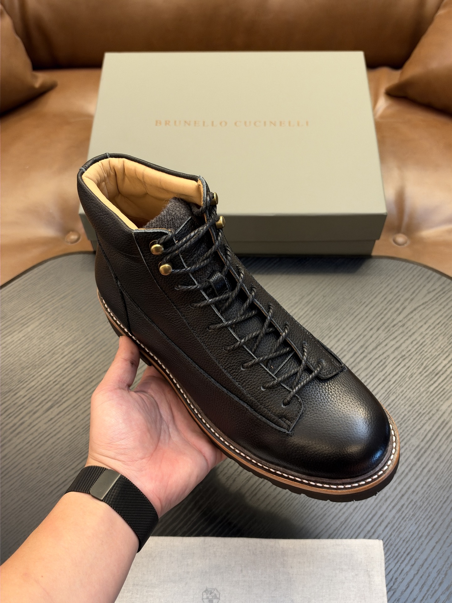 Brunello Cucinelli🆕BC秋冬新款磨砂皮登山靴|将经典户外靴的灵感引入,让您轻松塑造充满朝气的休闲风范| Brunello Cucinelli🆕BC秋冬新款磨砂皮登山靴|将经典户外靴的灵感引入,让您轻松塑造充满朝气的休闲风范|