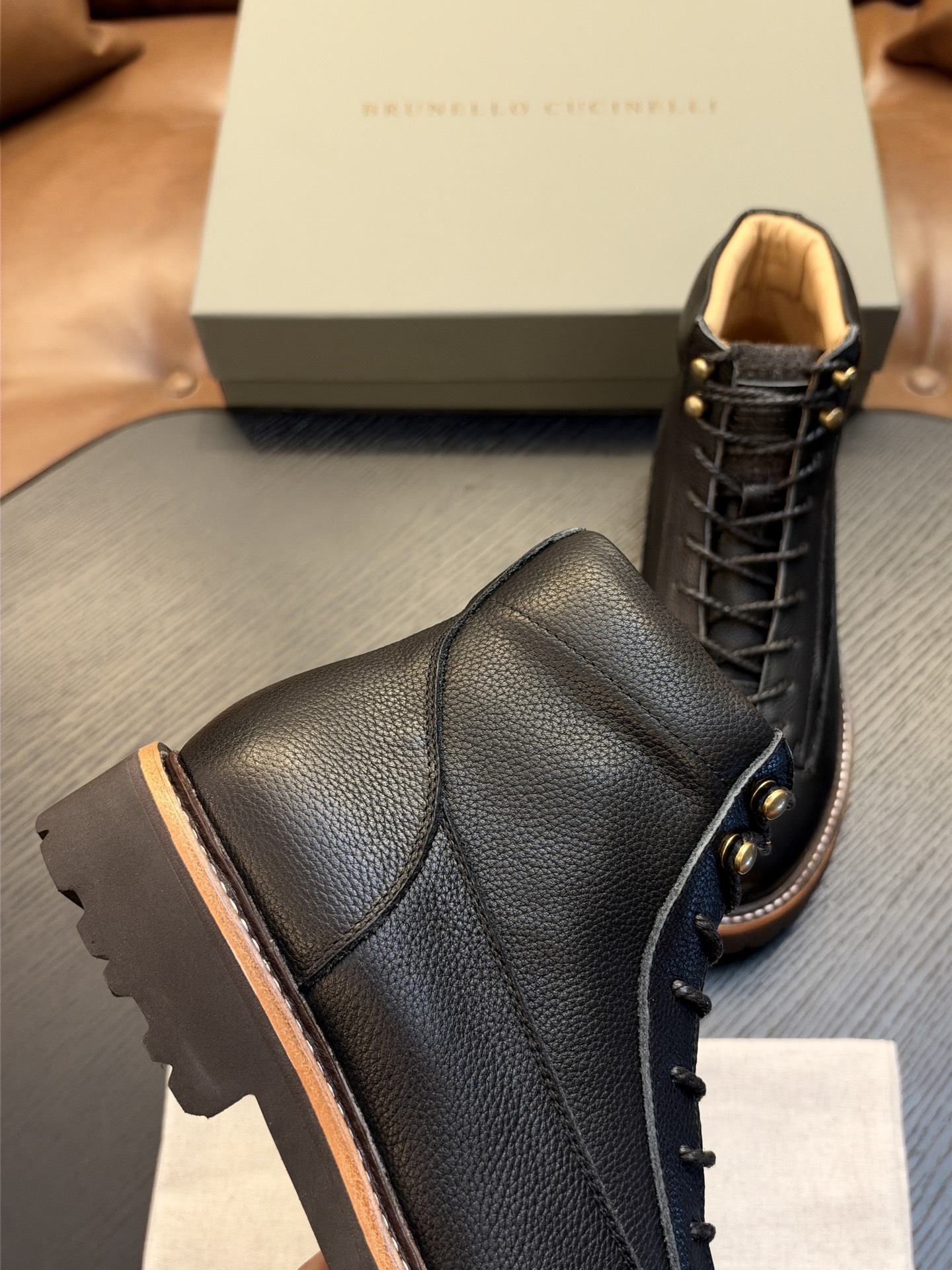 Brunello Cucinelli🆕BC秋冬新款磨砂皮登山靴|将经典户外靴的灵感引入,让您轻松塑造充满朝气的休闲风范| Brunello Cucinelli🆕BC秋冬新款磨砂皮登山靴|将经典户外靴的灵感引入,让您轻松塑造充满朝气的休闲风范|