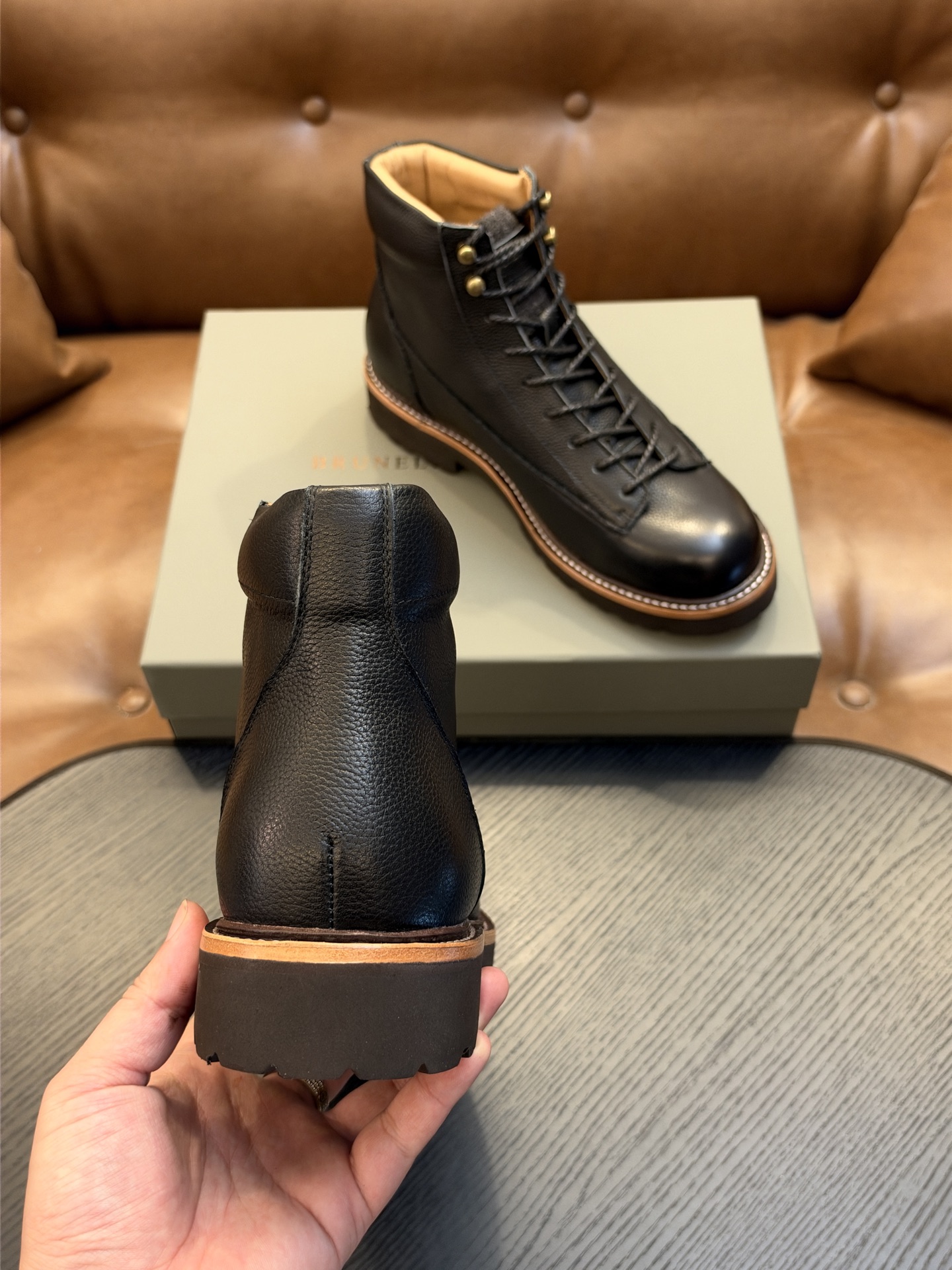 Brunello Cucinelli🆕BC秋冬新款磨砂皮登山靴|将经典户外靴的灵感引入,让您轻松塑造充满朝气的休闲风范| Brunello Cucinelli🆕BC秋冬新款磨砂皮登山靴|将经典户外靴的灵感引入,让您轻松塑造充满朝气的休闲风范|
