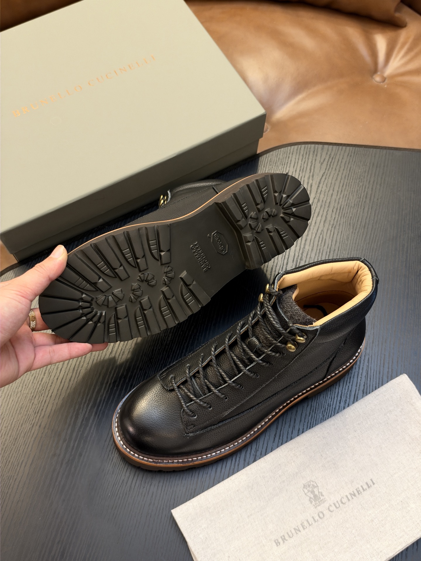 Brunello Cucinelli🆕BC秋冬新款磨砂皮登山靴|将经典户外靴的灵感引入,让您轻松塑造充满朝气的休闲风范| Brunello Cucinelli🆕BC秋冬新款磨砂皮登山靴|将经典户外靴的灵感引入,让您轻松塑造充满朝气的休闲风范|