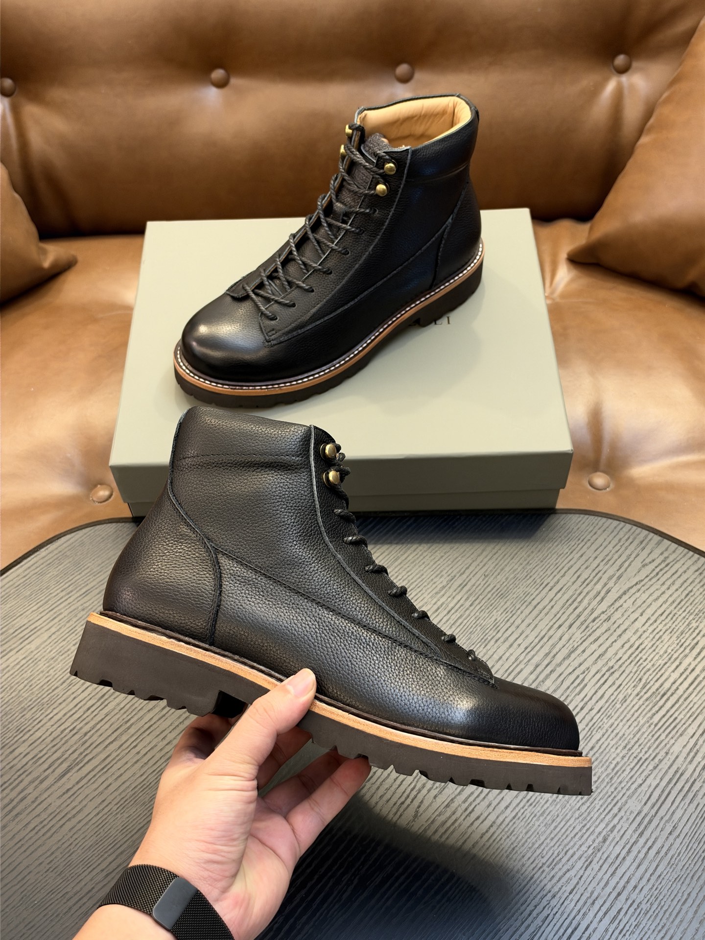 Brunello Cucinelli🆕BC秋冬新款磨砂皮登山靴|将经典户外靴的灵感引入,让您轻松塑造充满朝气的休闲风范| Brunello Cucinelli🆕BC秋冬新款磨砂皮登山靴|将经典户外靴的灵感引入,让您轻松塑造充满朝气的休闲风范|