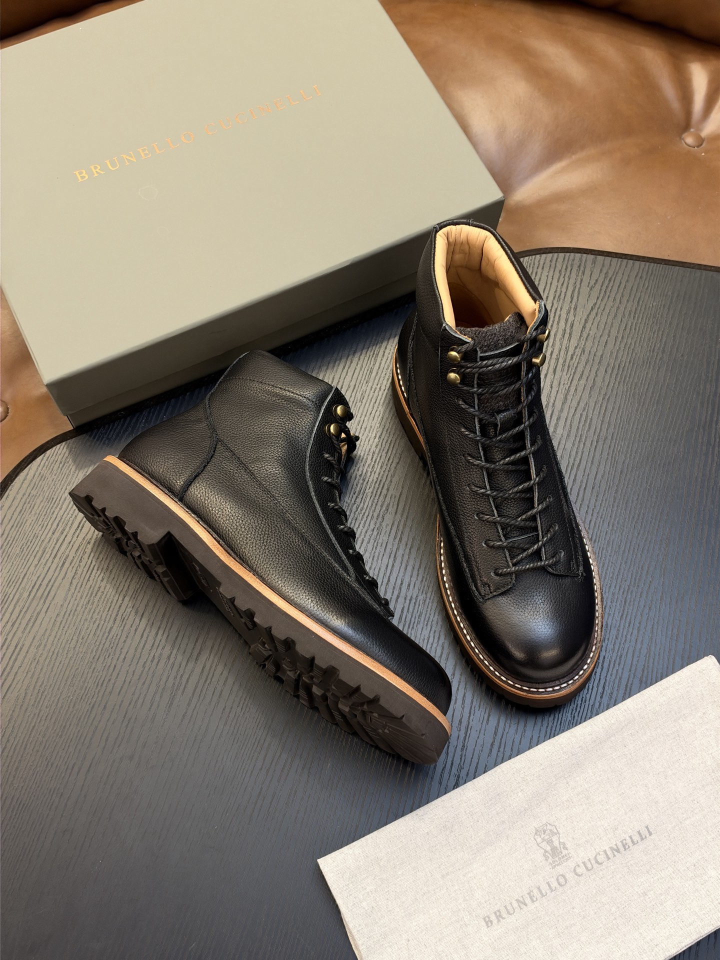 Brunello Cucinelli🆕BC秋冬新款磨砂皮登山靴|将经典户外靴的灵感引入,让您轻松塑造充满朝气的休闲风范| Brunello Cucinelli🆕BC秋冬新款磨砂皮登山靴|将经典户外靴的灵感引入,让您轻松塑造充满朝气的休闲风范|