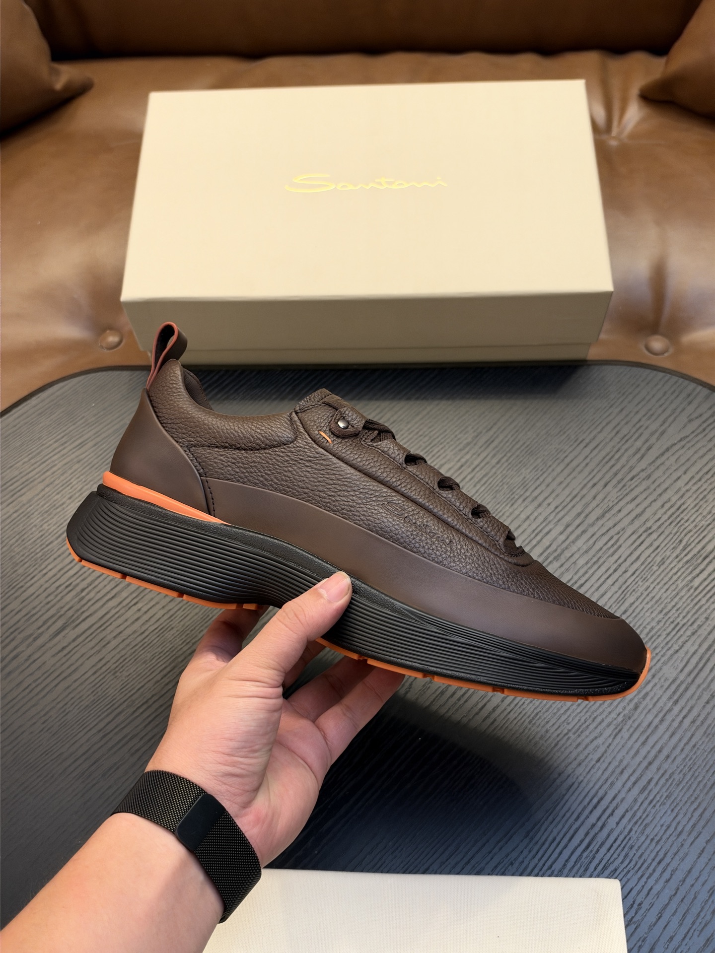 🌾Santoni(圣东尼）意大利男士手工小牛皮鞋出货！这个意大利纯手工鞋履品牌的每一双鞋设计简洁经典，上脚非常舒适百搭！
