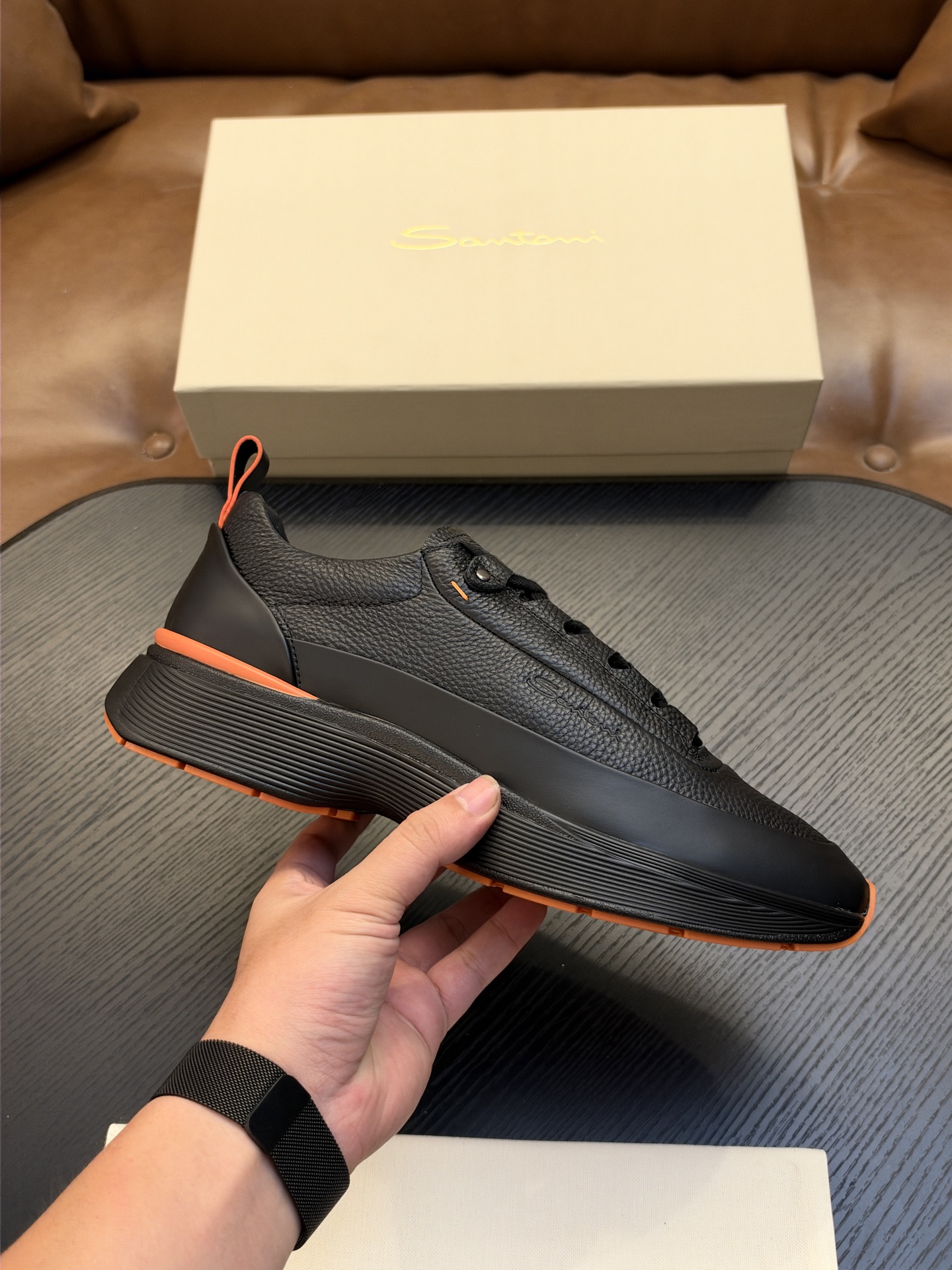 🌾Santoni(圣东尼）意大利男士手工小牛皮鞋出货！这个意大利纯手工鞋履品牌的每一双鞋设计简洁经典，上脚非常舒适百搭！