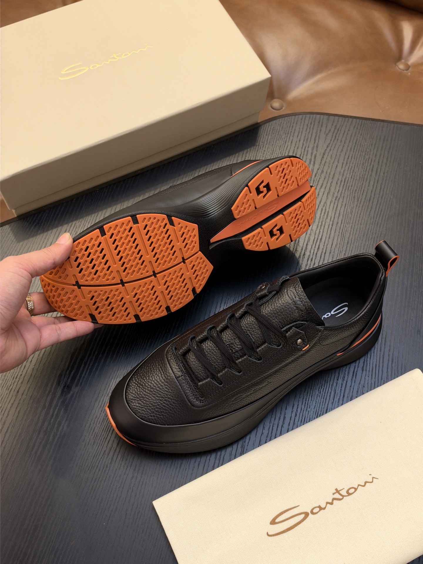 🌾Santoni(圣东尼)意大利男士手工小牛皮鞋出货!这个意大利纯手工鞋履品牌的每一双鞋设计简洁经典,上脚非常舒适百搭! 🌾Santoni(圣东尼)意大利男士手工小牛皮鞋出货!这个意大利纯手工鞋履品牌的每一双鞋设计简洁经典,上脚非常舒适百搭!