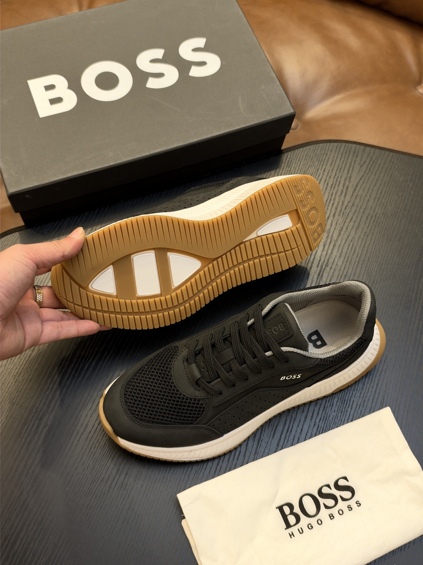 🌾新款boss男士休闲男凉拖鞋 此款boss凉拖鞋鞋面料采用意大利进口牛皮内里和鞋垫皮也是同等级皮革 减肥脚廋都可以驾驭 🌾新款boss男士休闲男凉拖鞋 此款boss凉拖鞋鞋面料采用意大利进口牛皮内里和鞋垫皮也是同等级皮革 减肥脚廋都可以驾驭