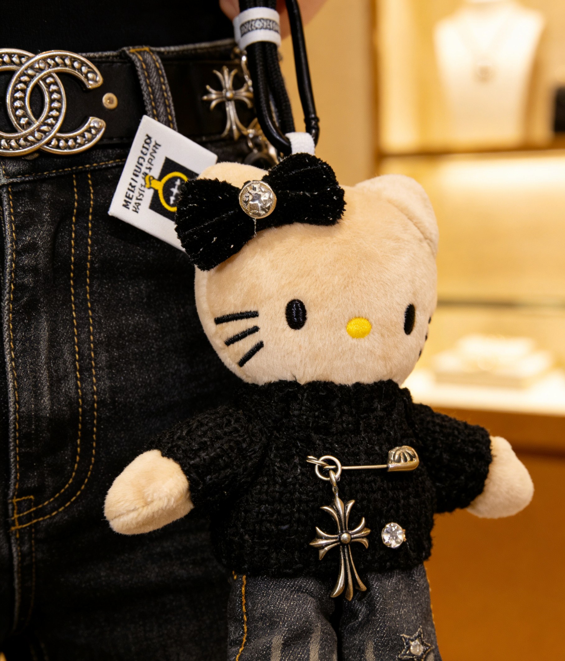 Chrome Hearts Hearts × Hello Kitty 限定挂件谁懂啊 克罗心把Hello Kitty做成了“拽姐”