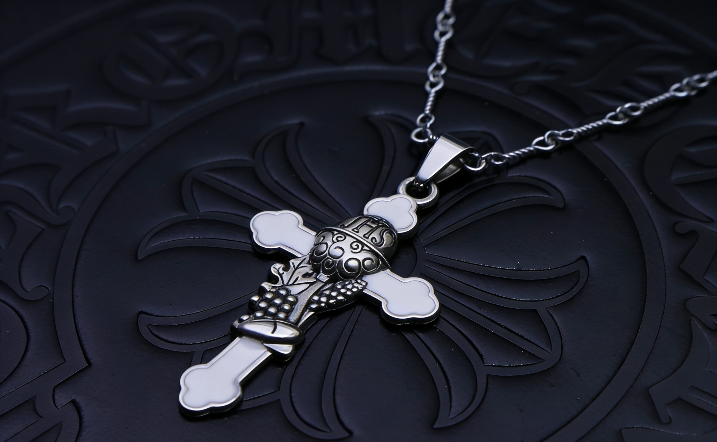 Chrome Hearts 𝐡𝐞𝐚𝐫𝐭𝐬 克罗心项链蛇骨链手工制作工艺 卖爆的项链