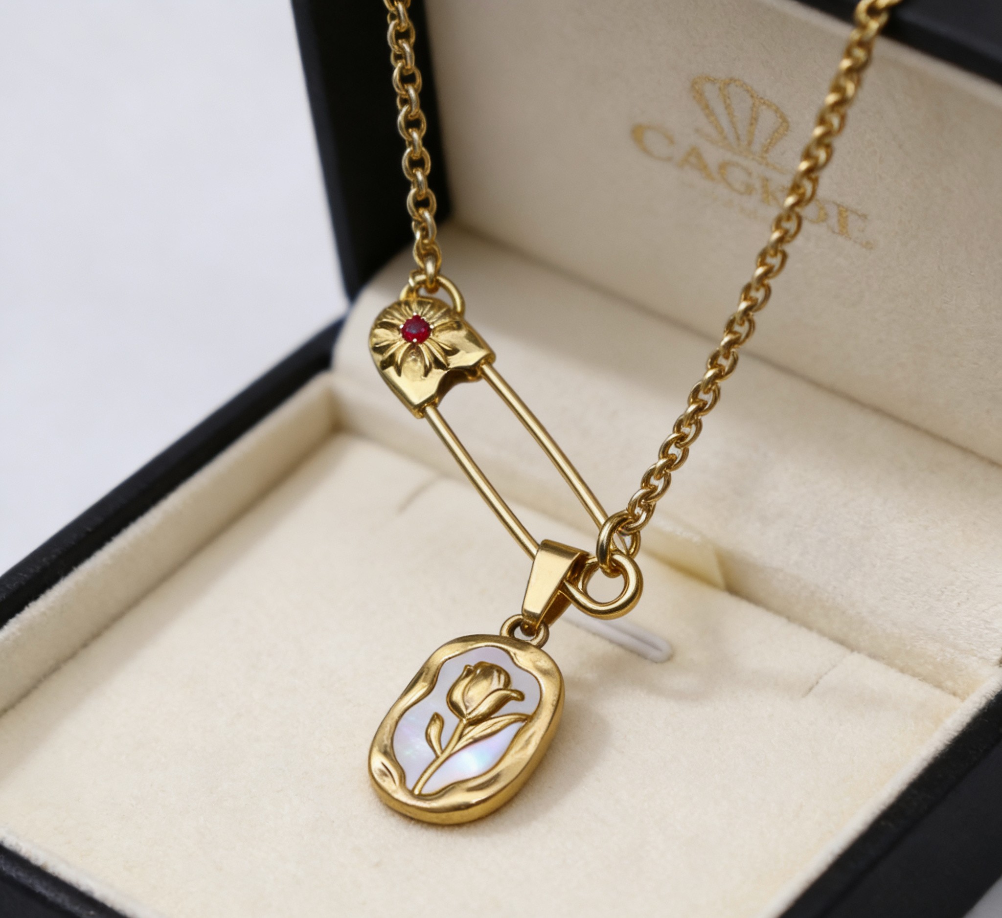Chrome Hearts 克罗心胸针链 十字花造型极具辨识度 尖锐棱角彰显不羁态度 别在领口 为简约穿搭增添亮点