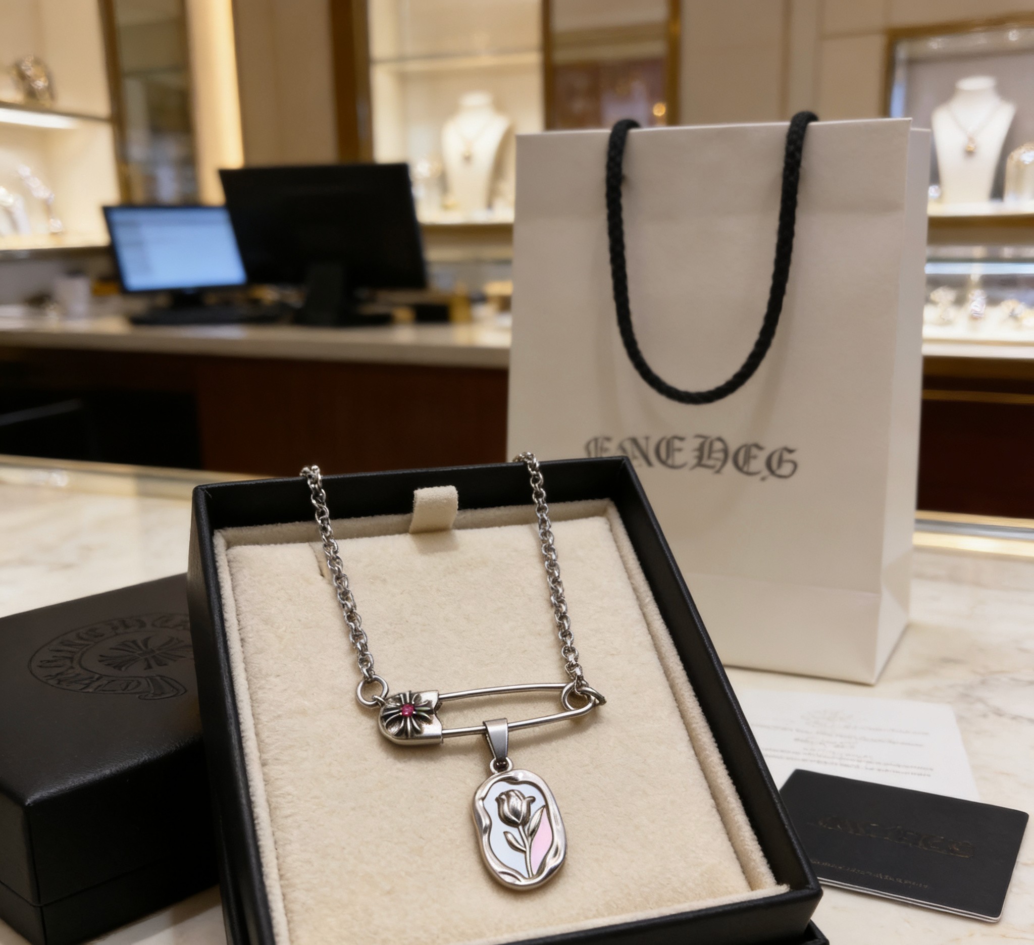 Chrome Hearts 克罗心胸针链 十字花造型极具辨识度 尖锐棱角彰显不羁态度 别在领口 为简约穿搭增添亮点