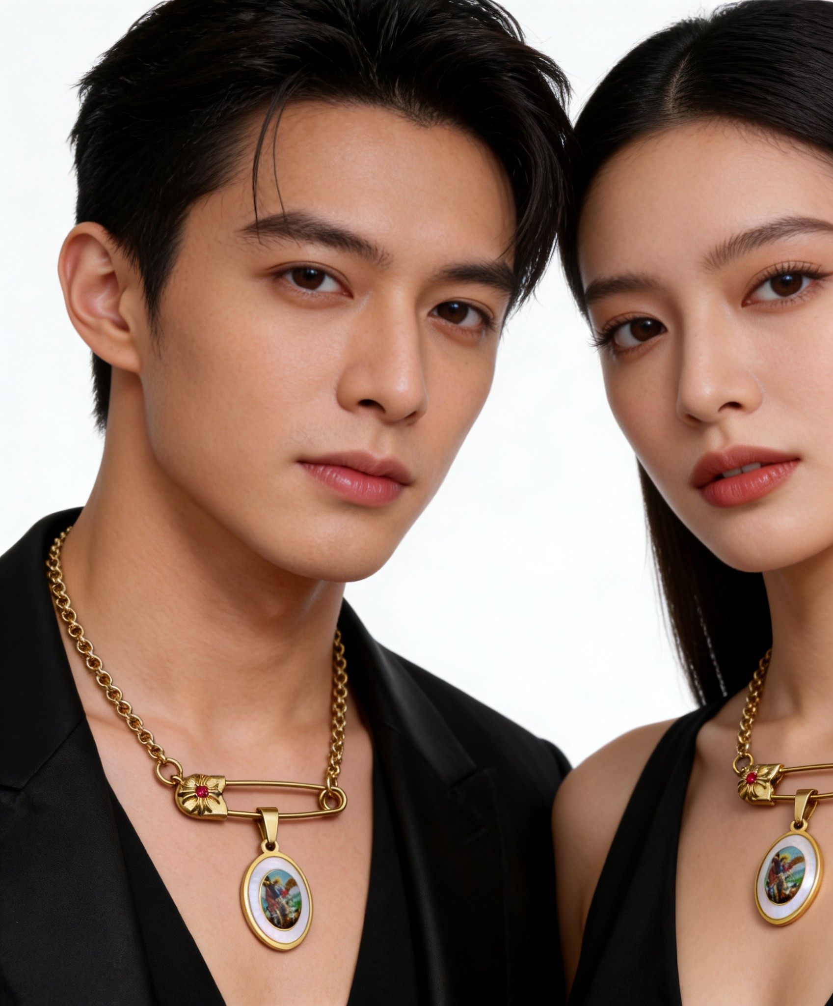 Chrome Hearts 克罗心胸针链 十字花造型极具辨识度 尖锐棱角彰显不羁态度 别在领口 为简约穿搭增添亮点