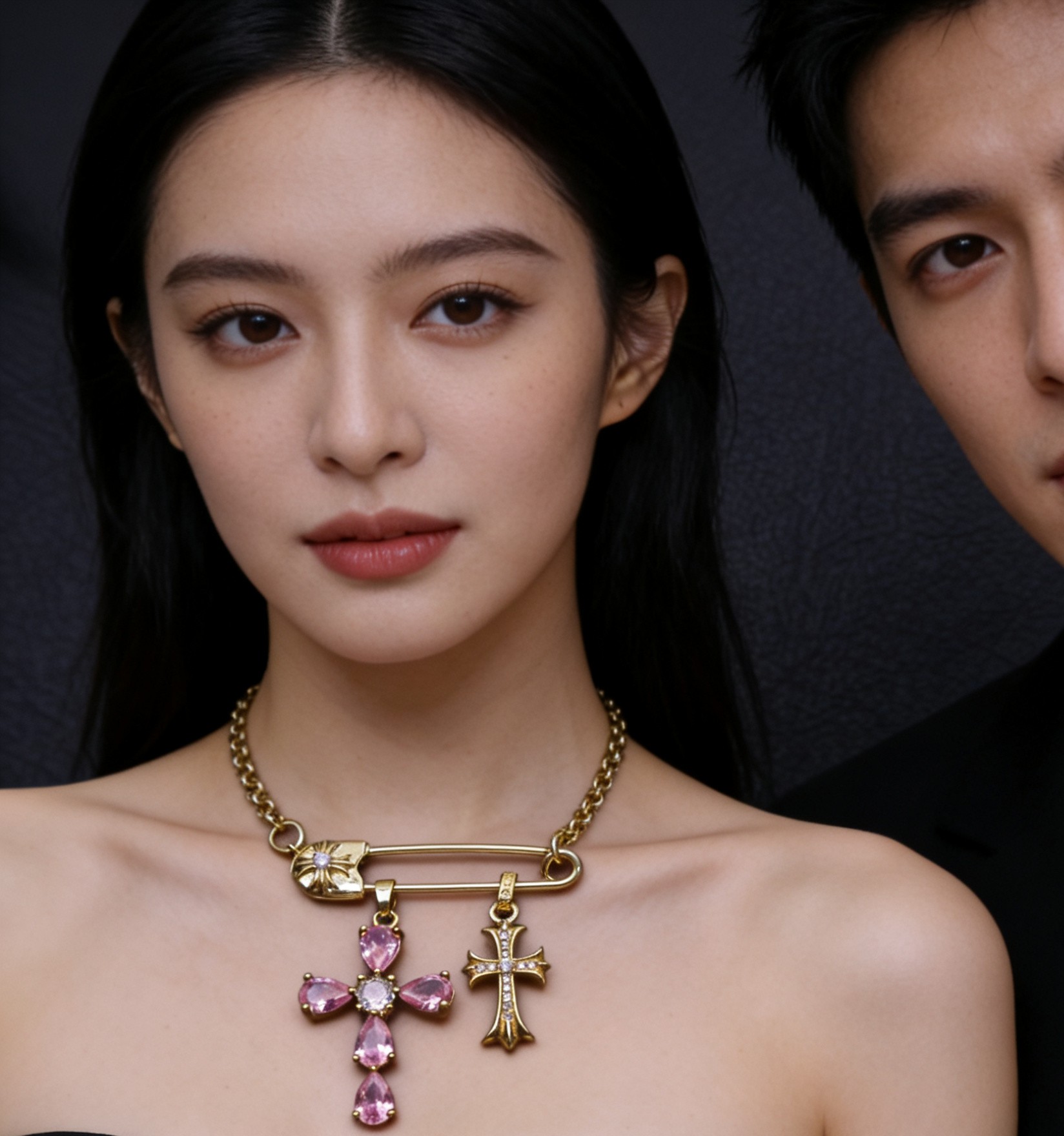 Chrome Hearts 克罗心镀金带钻别针项链成功狙击我的审美 刚拆封 它沉甸甸的分量就带来十足高级感 项链采用高品质镀金工艺