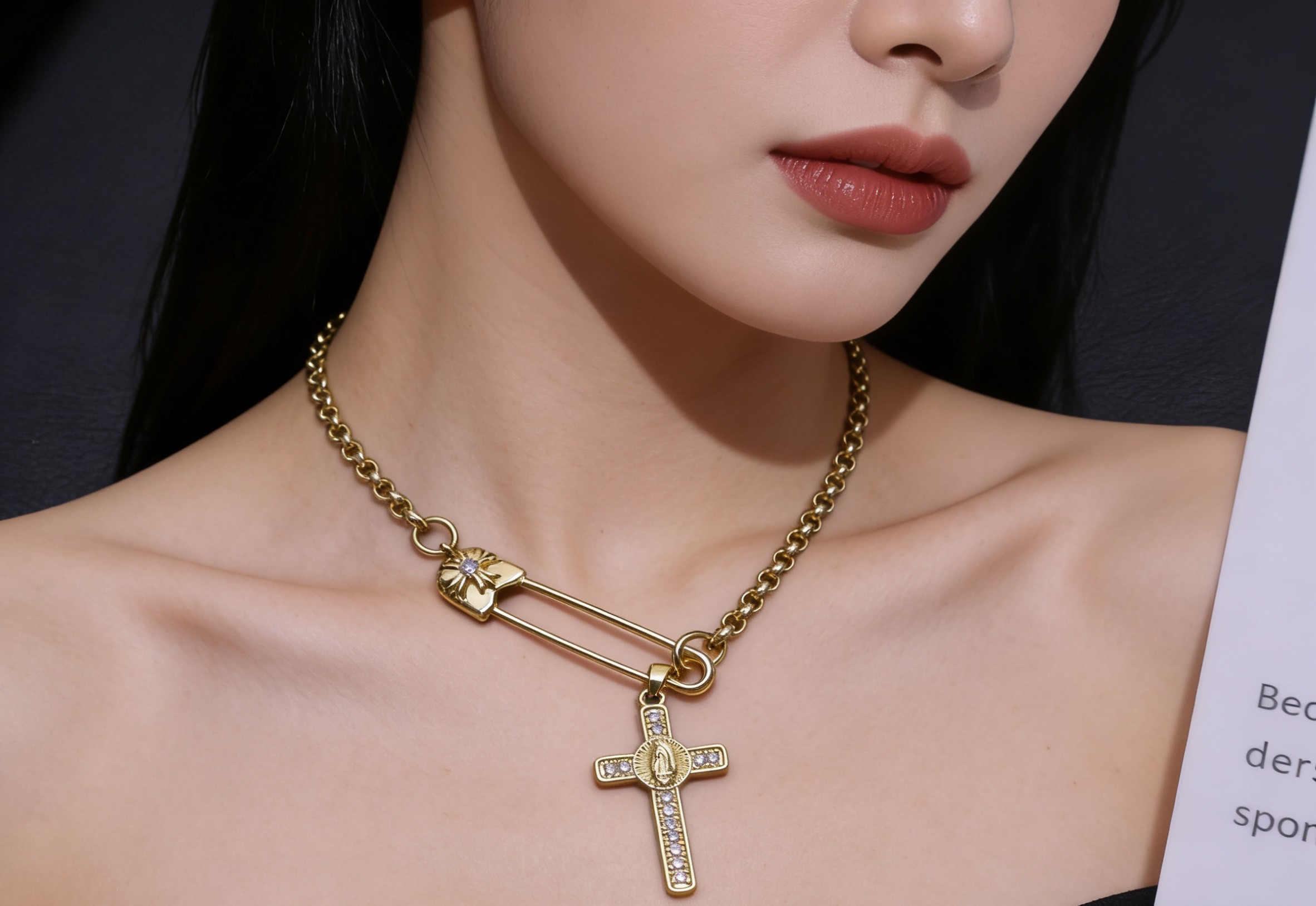 Chrome Hearts 克罗心镀金带钻别针项链成功狙击我的审美 刚拆封 它沉甸甸的分量就带来十足高级感 项链采用高品质镀金工艺
