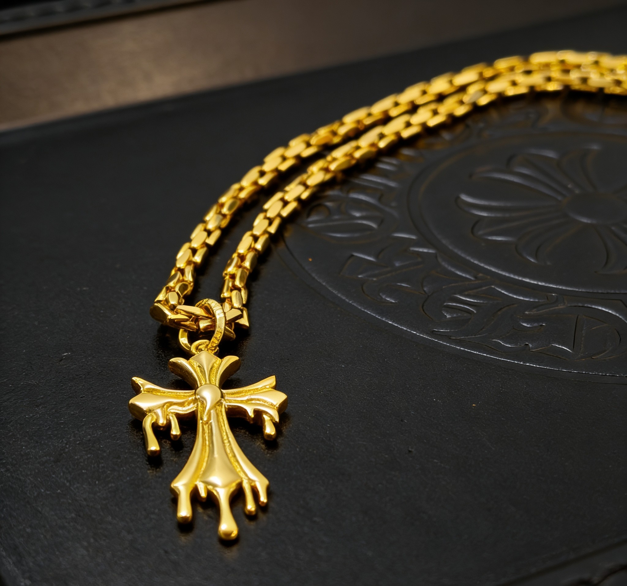 Chrome Hearts 2026 推荐𝐂𝐡𝐫𝐨𝐦𝐞 𝐡𝐞𝐚𝐫𝐭𝐬 克罗心项链 ，黄金色熔岩水滴十字架吊坠