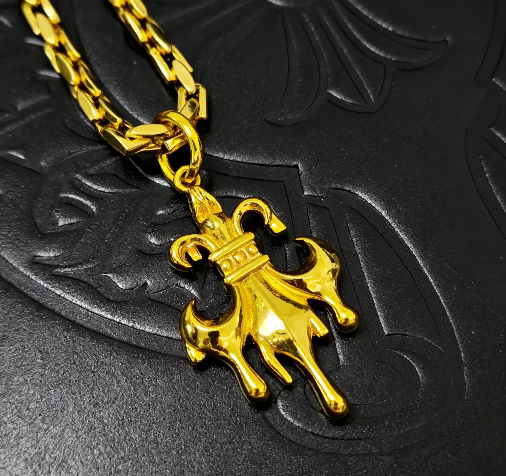 Chrome Hearts 推荐𝐂𝐡𝐫𝐨𝐦𝐞 𝐡𝐞𝐚𝐫𝐭𝐬 克罗心项链 ，黄金色熔岩童军花吊坠