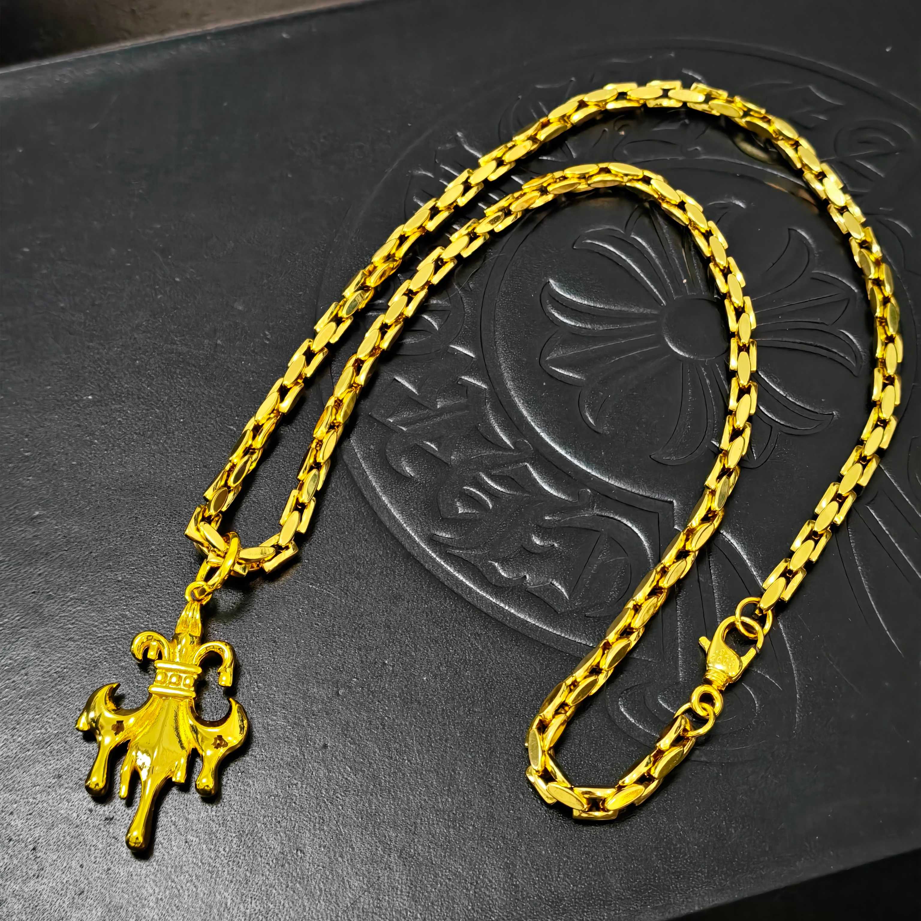 Chrome Hearts 推荐𝐂𝐡𝐫𝐨𝐦𝐞 𝐡𝐞𝐚𝐫𝐭𝐬 克罗心项链 ，黄金色熔岩童军花吊坠