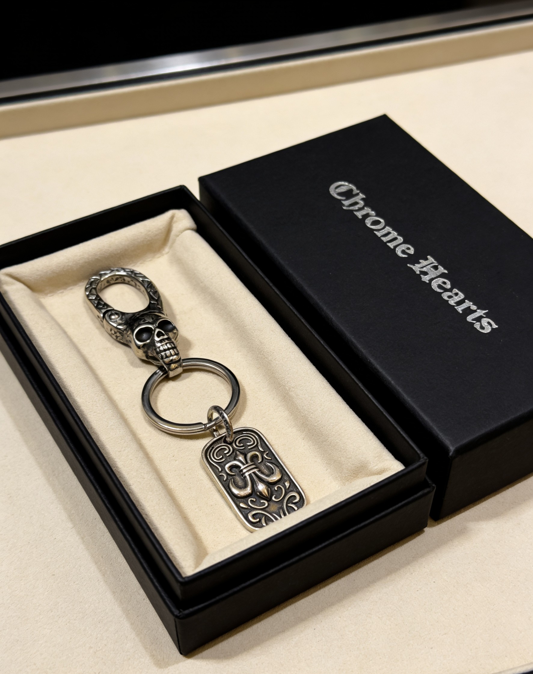 Chrome Hearts 2026 推荐𝐂𝐡𝐫𝐨𝐦𝐞 𝐡𝐞𝐚𝐫𝐭𝐬 克罗心钥匙扣 ，骷髅头童军花方牌挂饰
