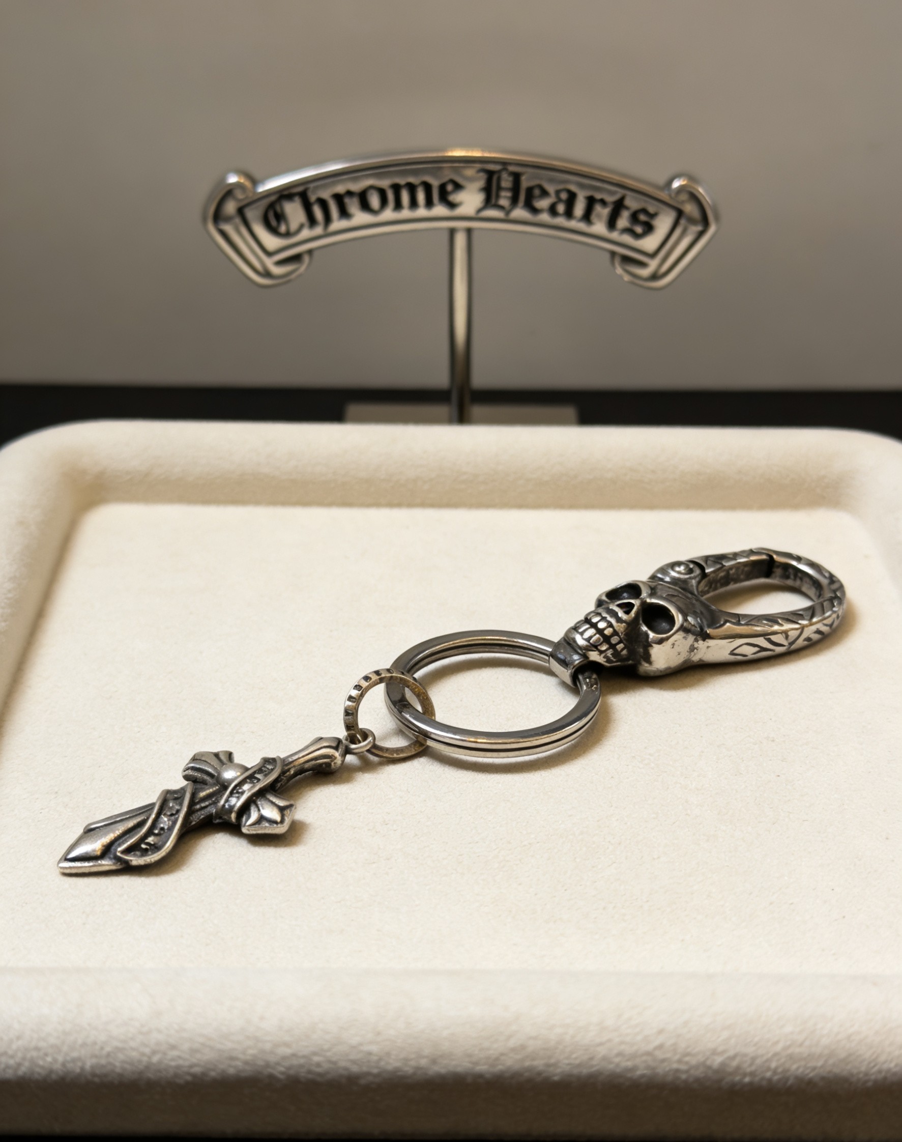 Chrome Hearts 2026 推荐𝐂𝐡𝐫𝐨𝐦𝐞 𝐡𝐞𝐚𝐫𝐭𝐬 克罗心钥匙扣 ，骷髅头缠绕圣剑挂饰