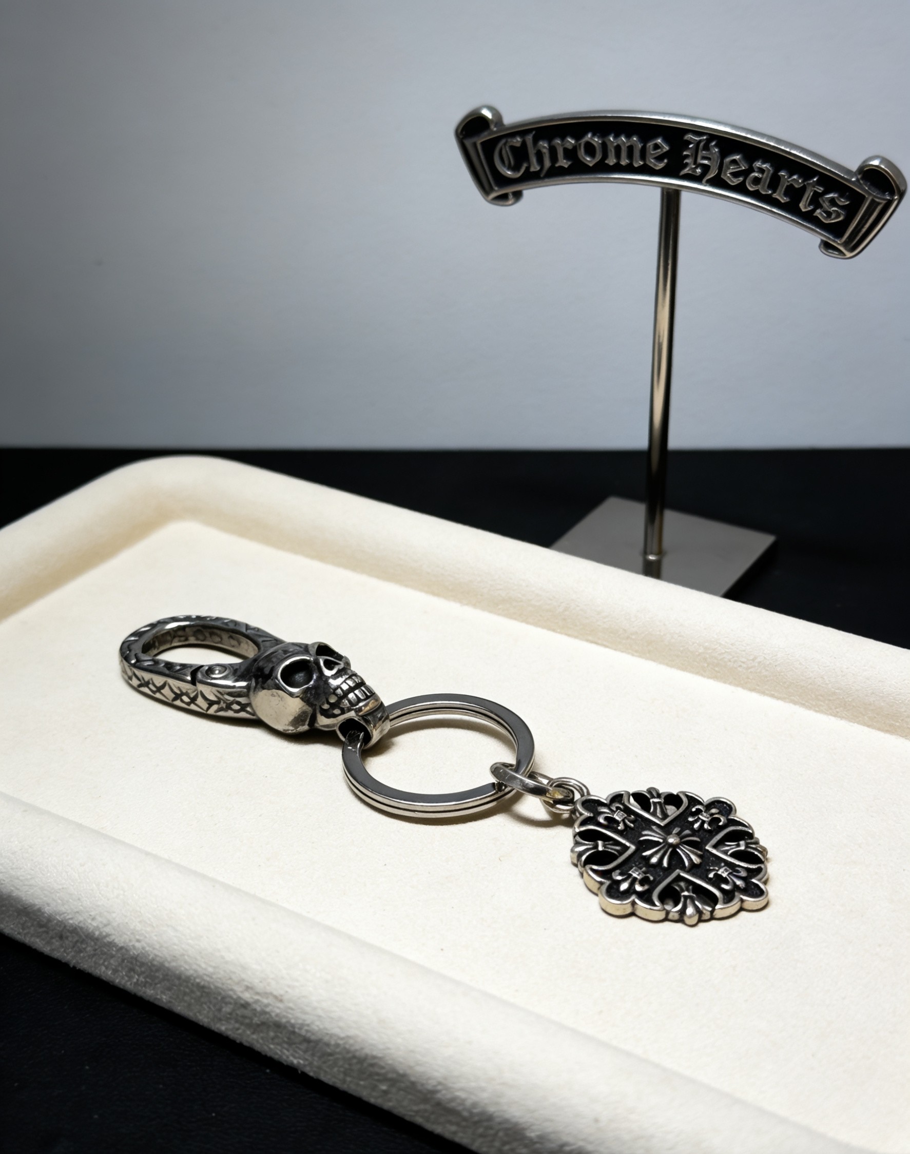Chrome Hearts 2026 推荐𝐂𝐡𝐫𝐨𝐦𝐞 𝐡𝐞𝐚𝐫𝐭𝐬 克罗心钥匙扣 ，骷髅头镂空雕花十字挂饰