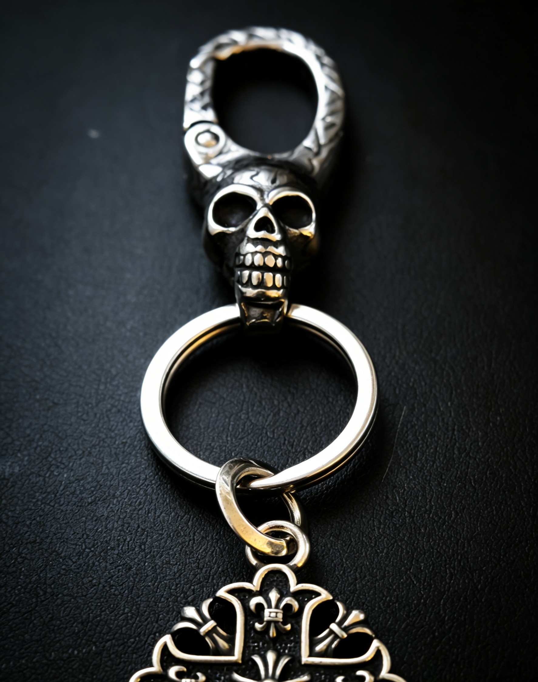Chrome Hearts 2026 推荐𝐂𝐡𝐫𝐨𝐦𝐞 𝐡𝐞𝐚𝐫𝐭𝐬 克罗心钥匙扣 ，骷髅头镂空雕花十字挂饰
