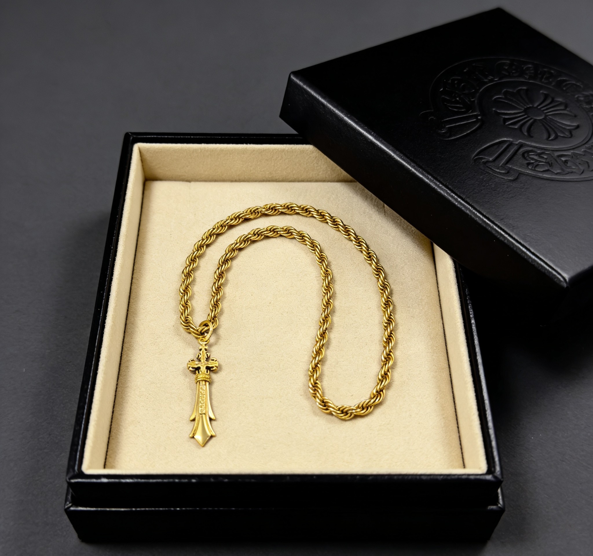 Chrome Hearts 2026 推荐𝐂𝐡𝐫𝐨𝐦𝐞 𝐡𝐞𝐚𝐫𝐭𝐬 克罗心项链 ，金色圣剑十字架吊坠