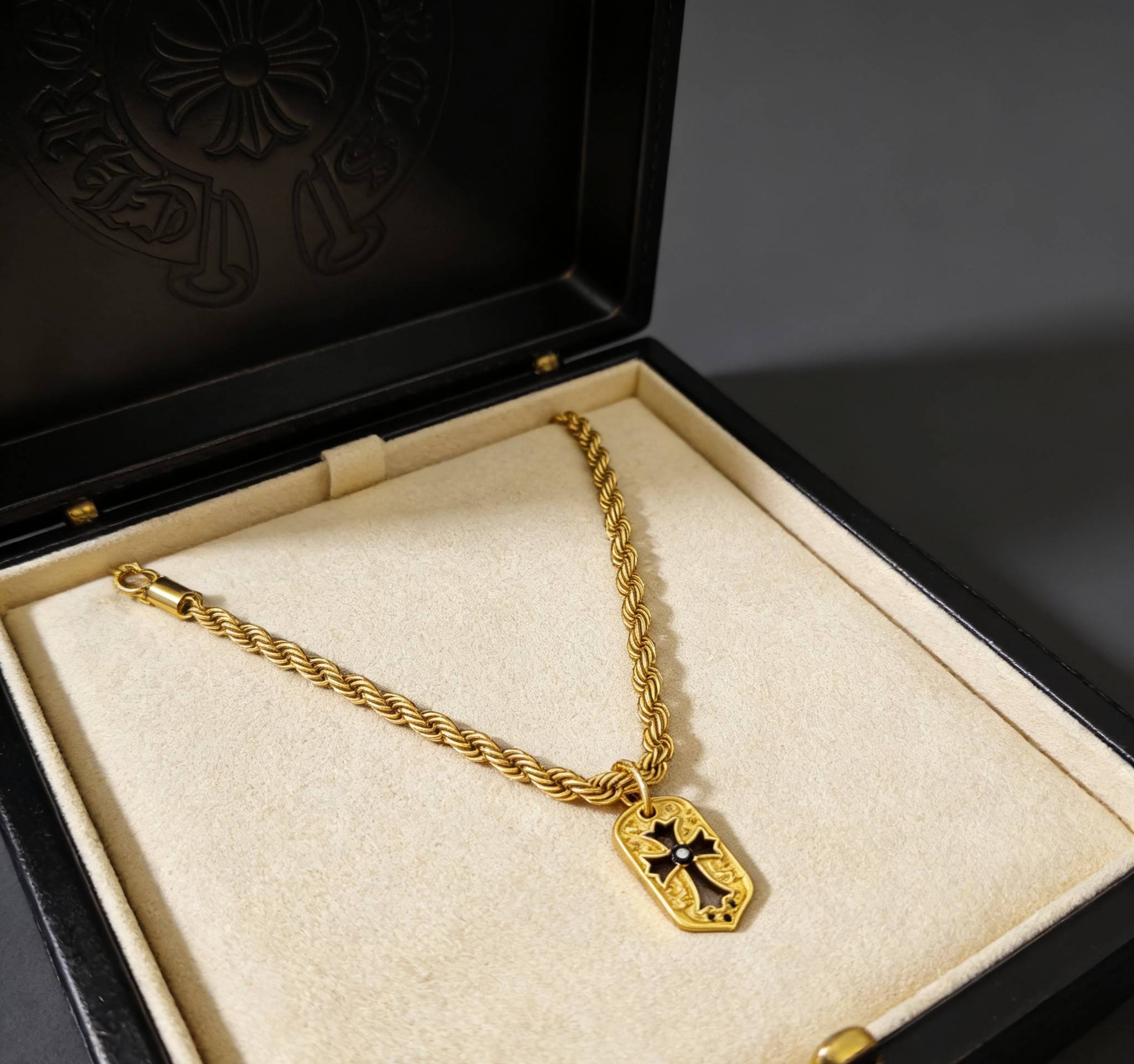 Chrome Hearts 2026 推荐𝐂𝐡𝐫𝐨𝐦𝐞 𝐡𝐞𝐚𝐫𝐭𝐬 克罗心项链 ，黑金十字方牌吊坠