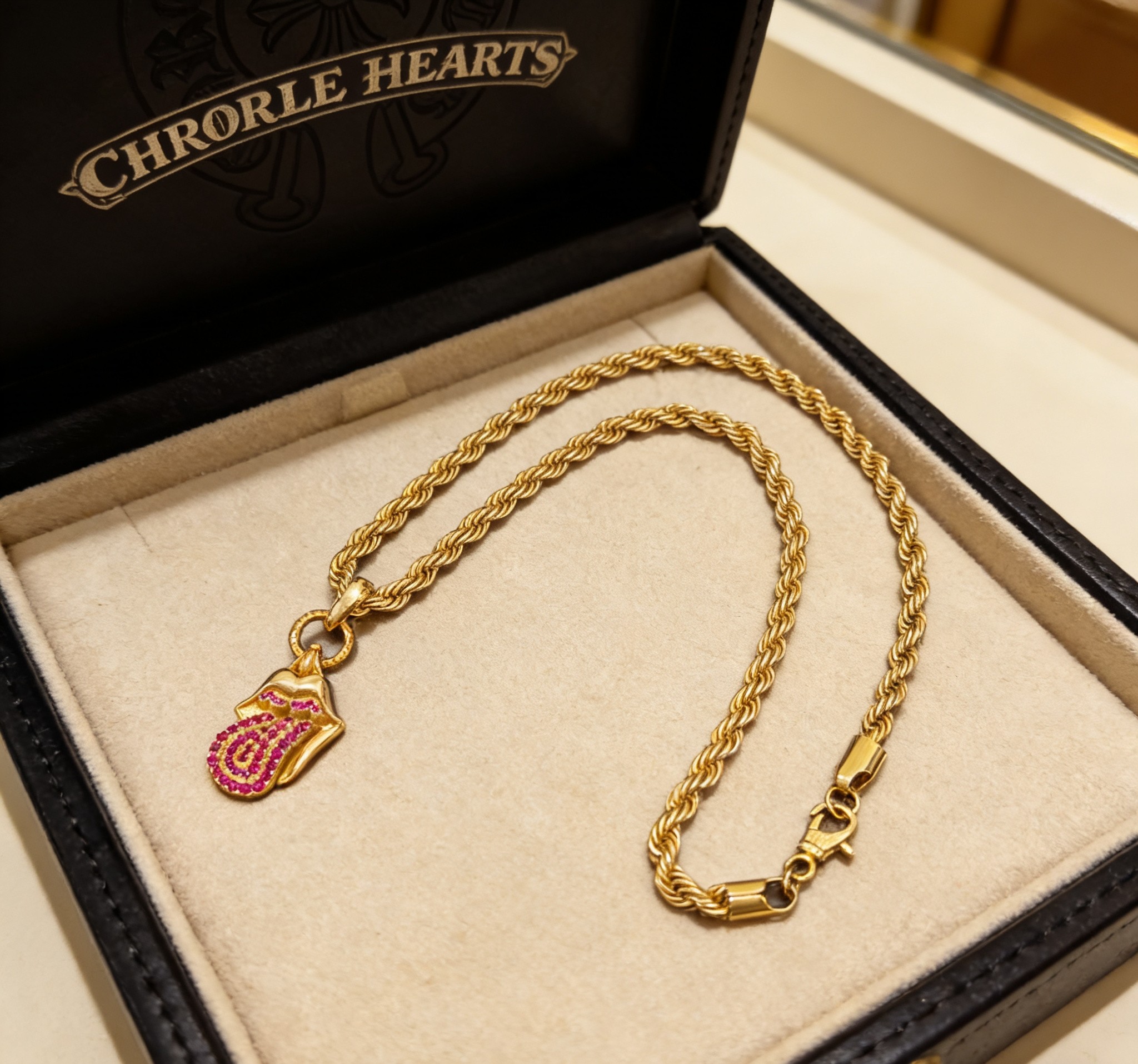 Chrome Hearts 2026 推荐𝐂𝐡𝐫𝐨𝐦𝐞 𝐡𝐞𝐚𝐫𝐭𝐬 克罗心项链 ，粉钻滚石大舌头吊坠