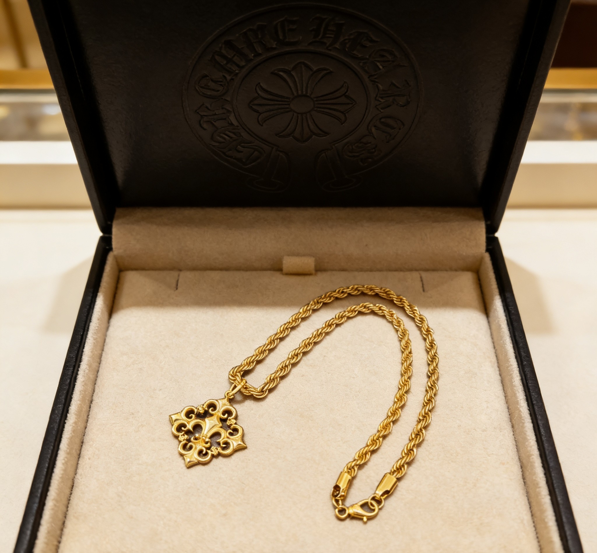 Chrome Hearts 2026 推荐𝐂𝐡𝐫𝐨𝐦𝐞 𝐡𝐞𝐚𝐫𝐭𝐬 克罗心项链 ，金色镂空童军花方牌吊坠