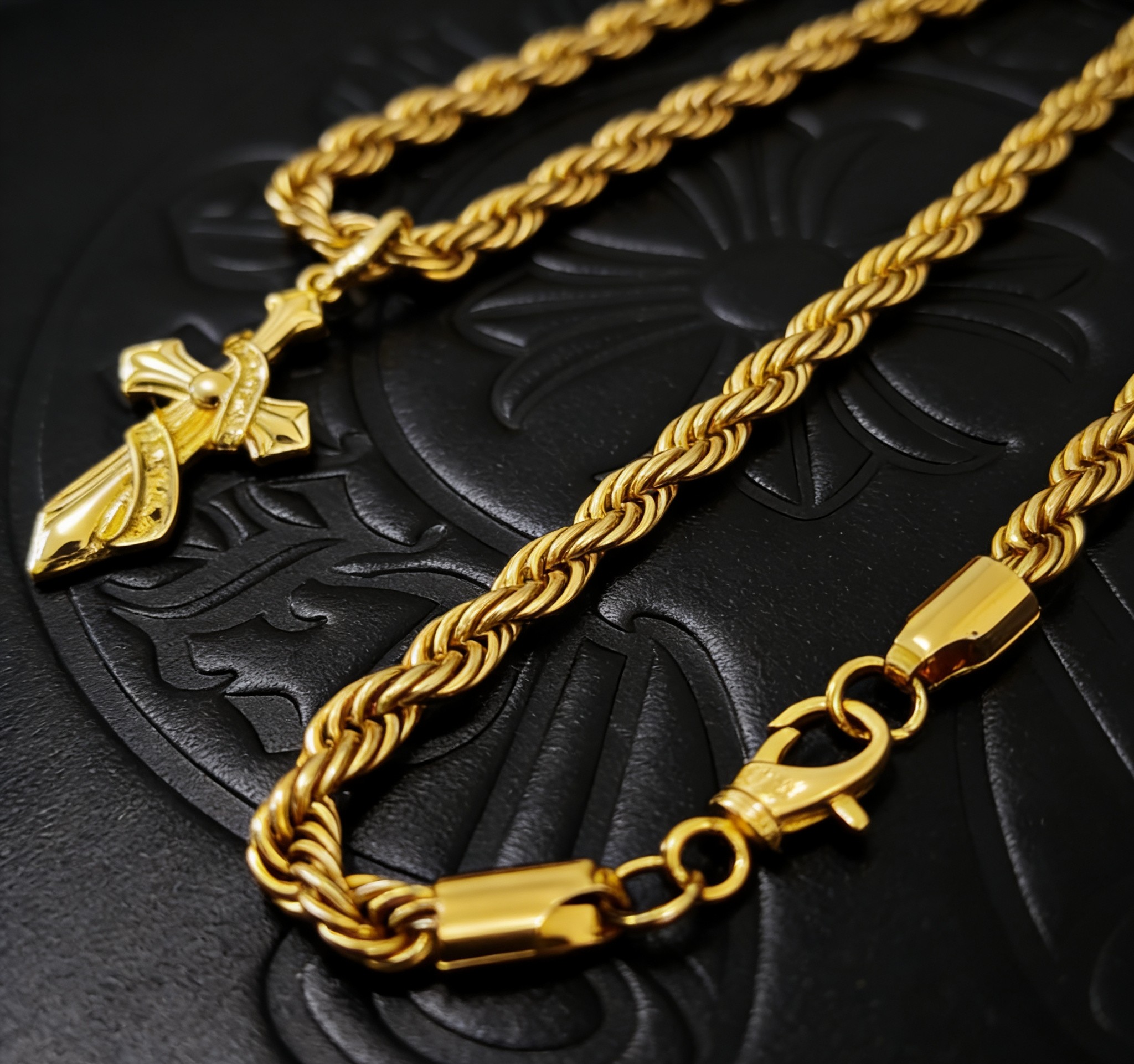 Chrome Hearts 2026 推荐𝐂𝐡𝐫𝐨𝐦𝐞 𝐡𝐞𝐚𝐫𝐭𝐬 克罗心项链 ，金色缠绕圣剑十字架吊坠