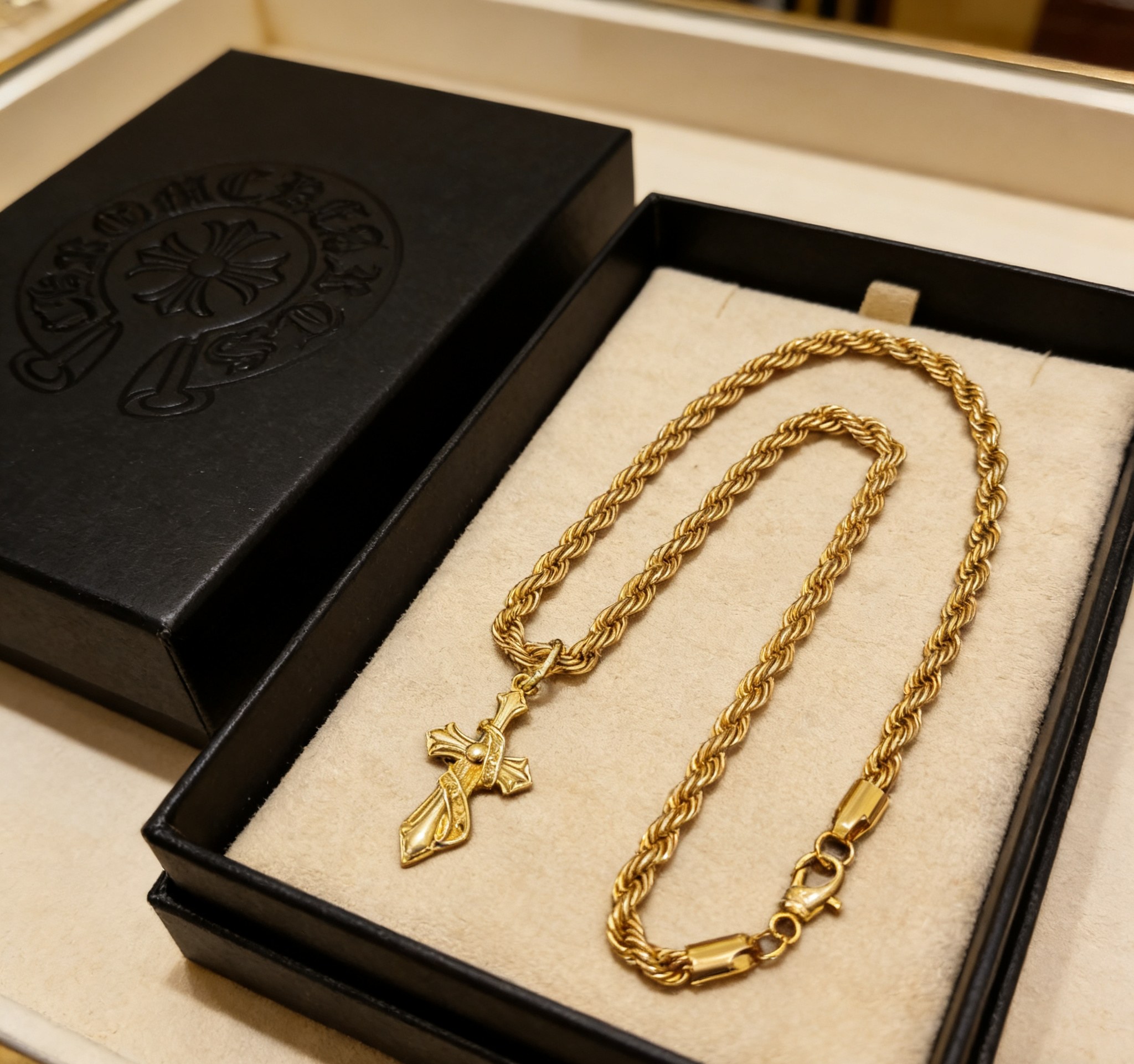 Chrome Hearts 2026 推荐𝐂𝐡𝐫𝐨𝐦𝐞 𝐡𝐞𝐚𝐫𝐭𝐬 克罗心项链 ，金色缠绕圣剑十字架吊坠