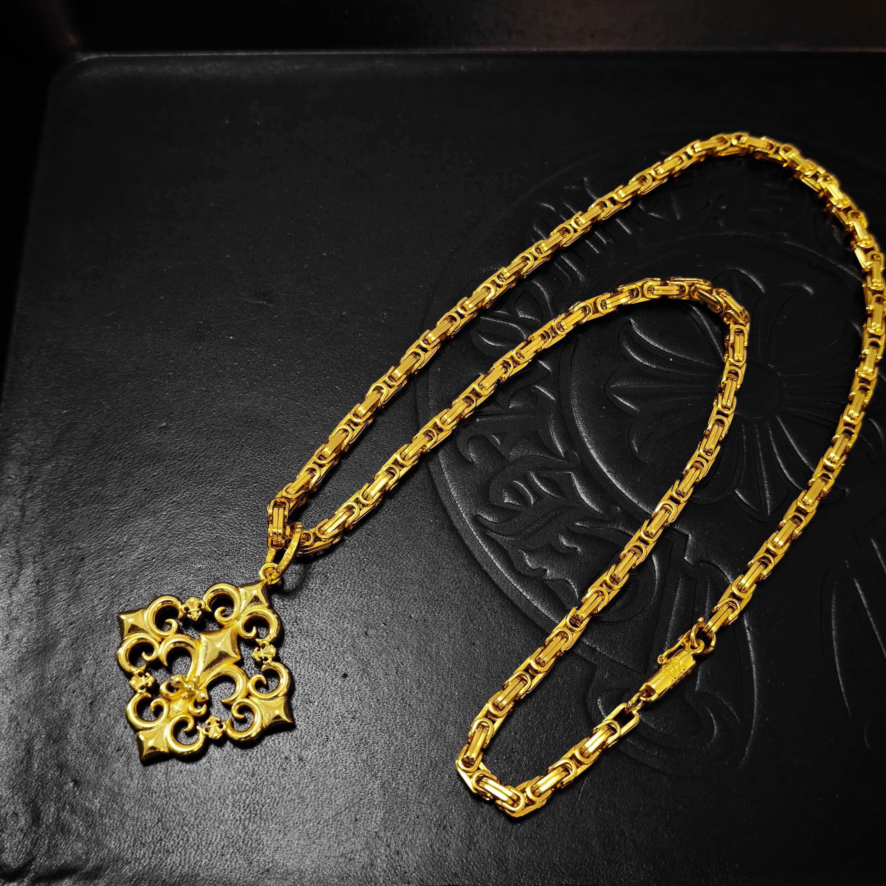 Chrome Hearts 2026 推荐𝐂𝐡𝐫𝐨𝐦𝐞 𝐡𝐞𝐚𝐫𝐭𝐬 克罗心项链 ，雕花鸢尾花方牌回形链