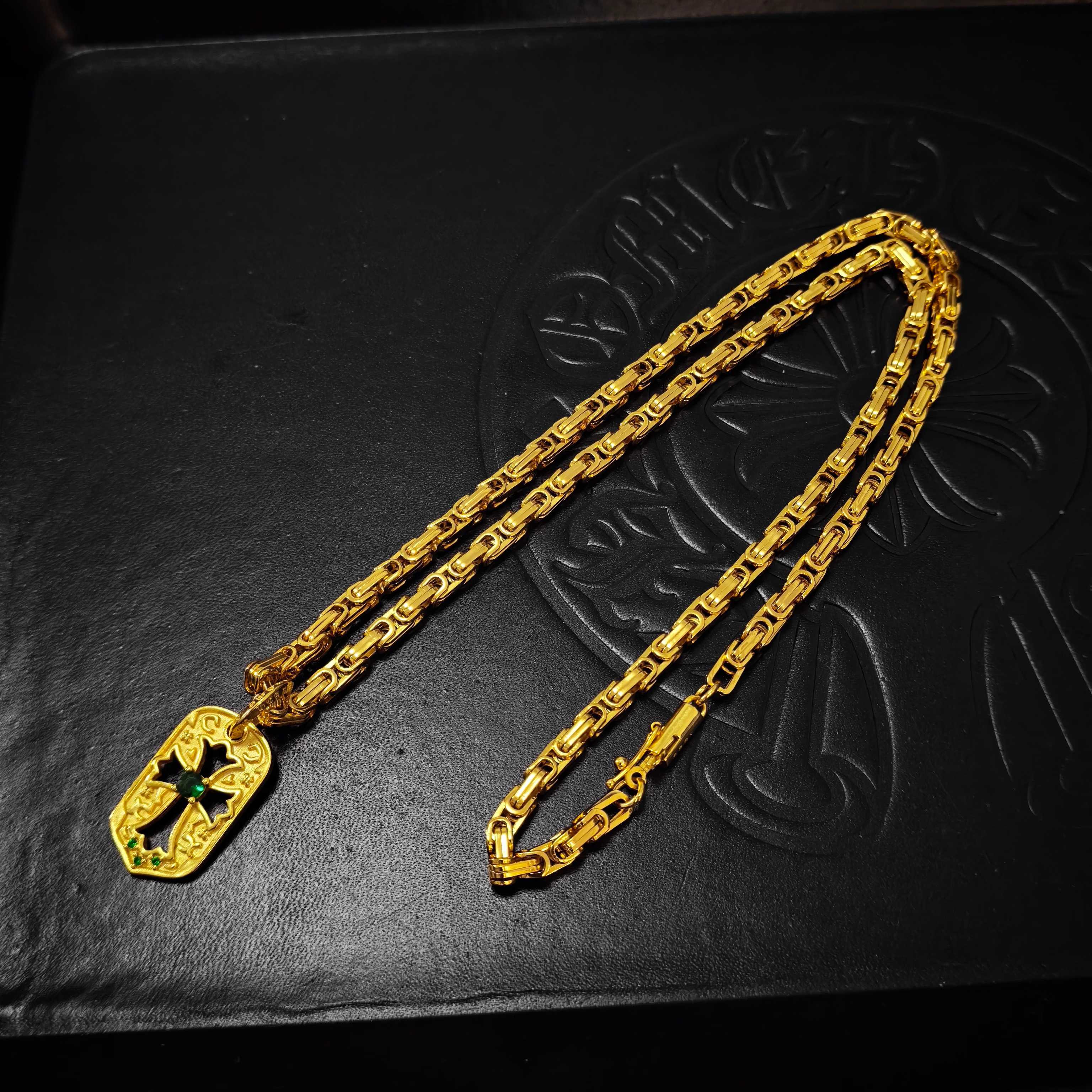 Chrome Hearts 2026 推荐𝐂𝐡𝐫𝐨𝐦𝐞 𝐡𝐞𝐚𝐫𝐭𝐬 克罗心项链 ，绿钻镂空十字军牌回形链