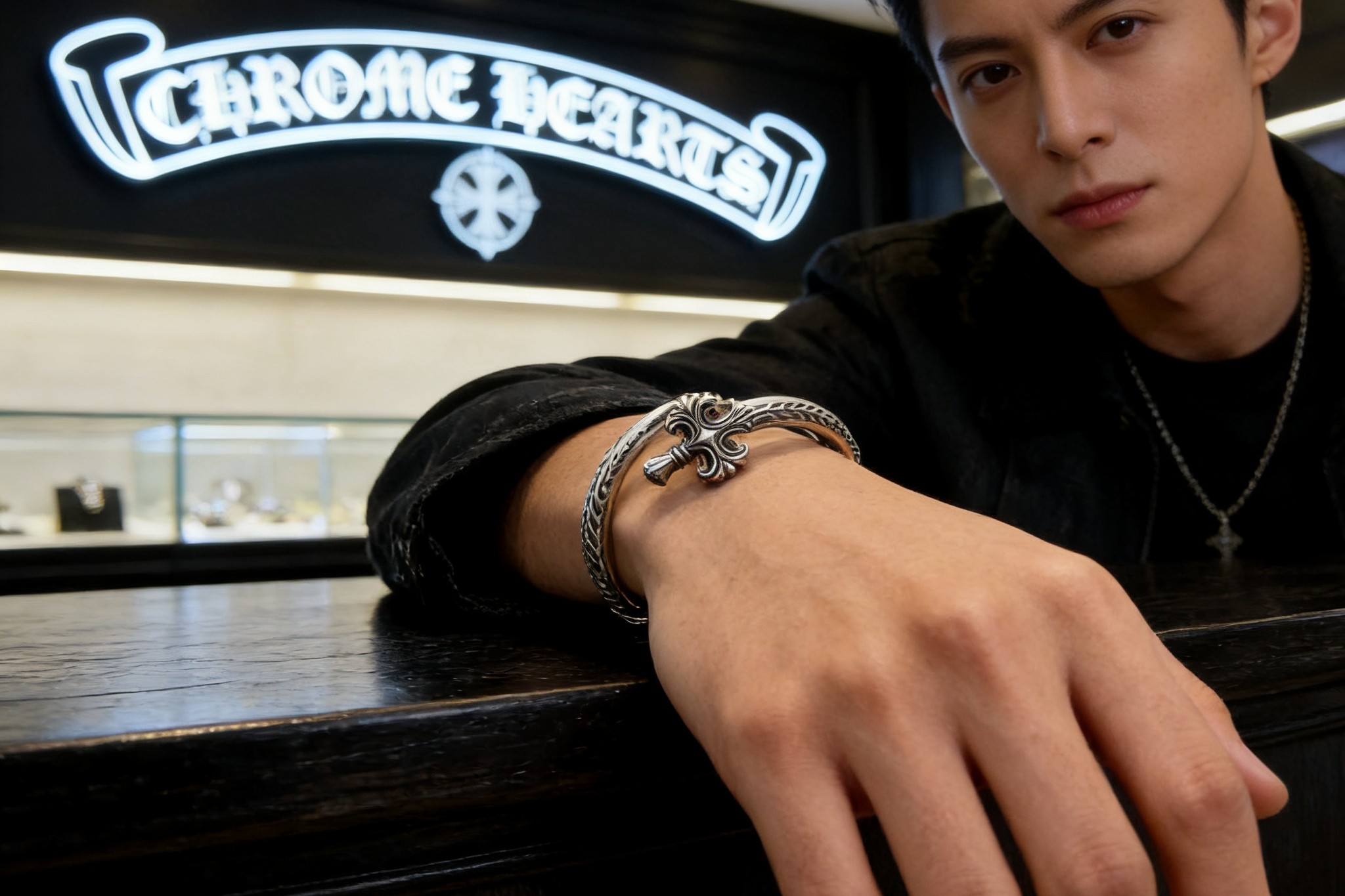 Chrome Hearts 𝐡𝐞𝐚𝐫𝐭𝐬 克罗心手镯 ，圣剑十字架开口手镯