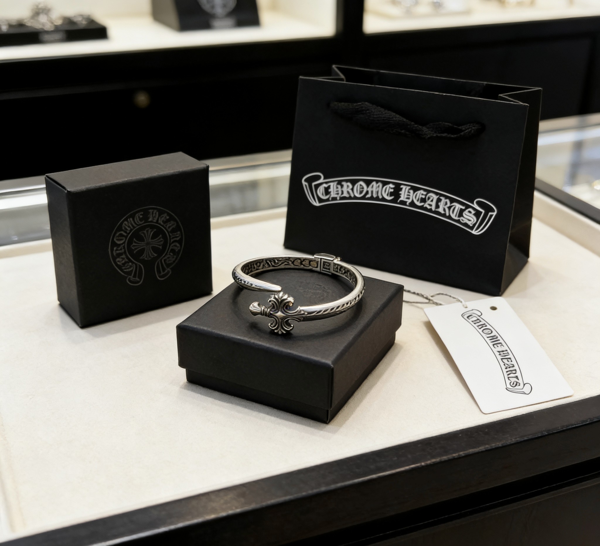 Chrome Hearts 𝐡𝐞𝐚𝐫𝐭𝐬 克罗心手镯 ，圣剑十字架开口手镯