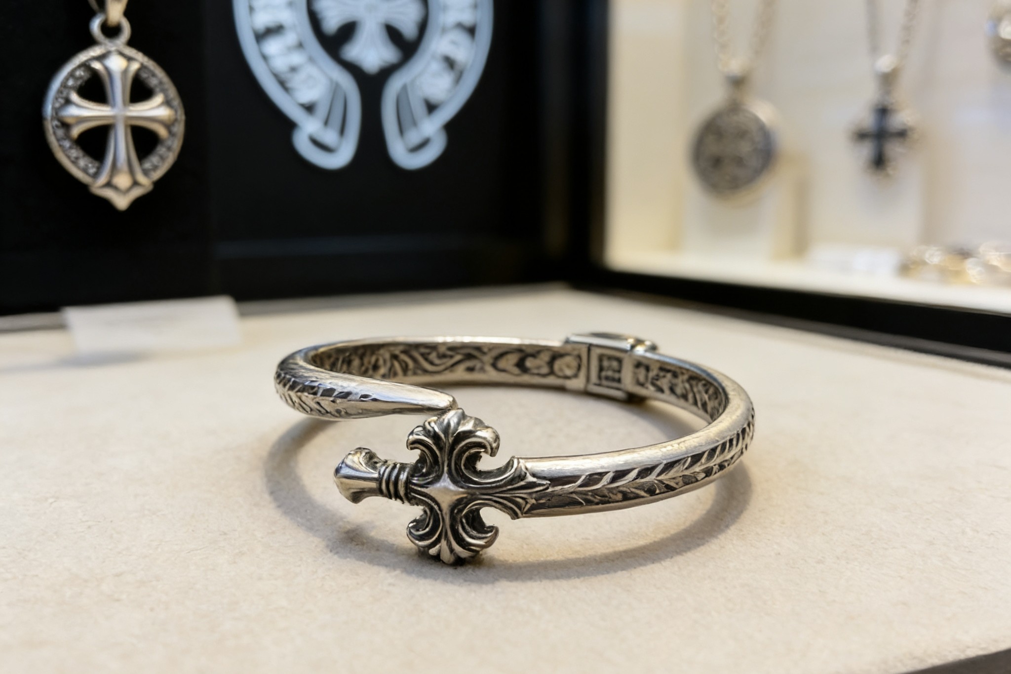 Chrome Hearts 𝐡𝐞𝐚𝐫𝐭𝐬 克罗心手镯 ，圣剑十字架开口手镯